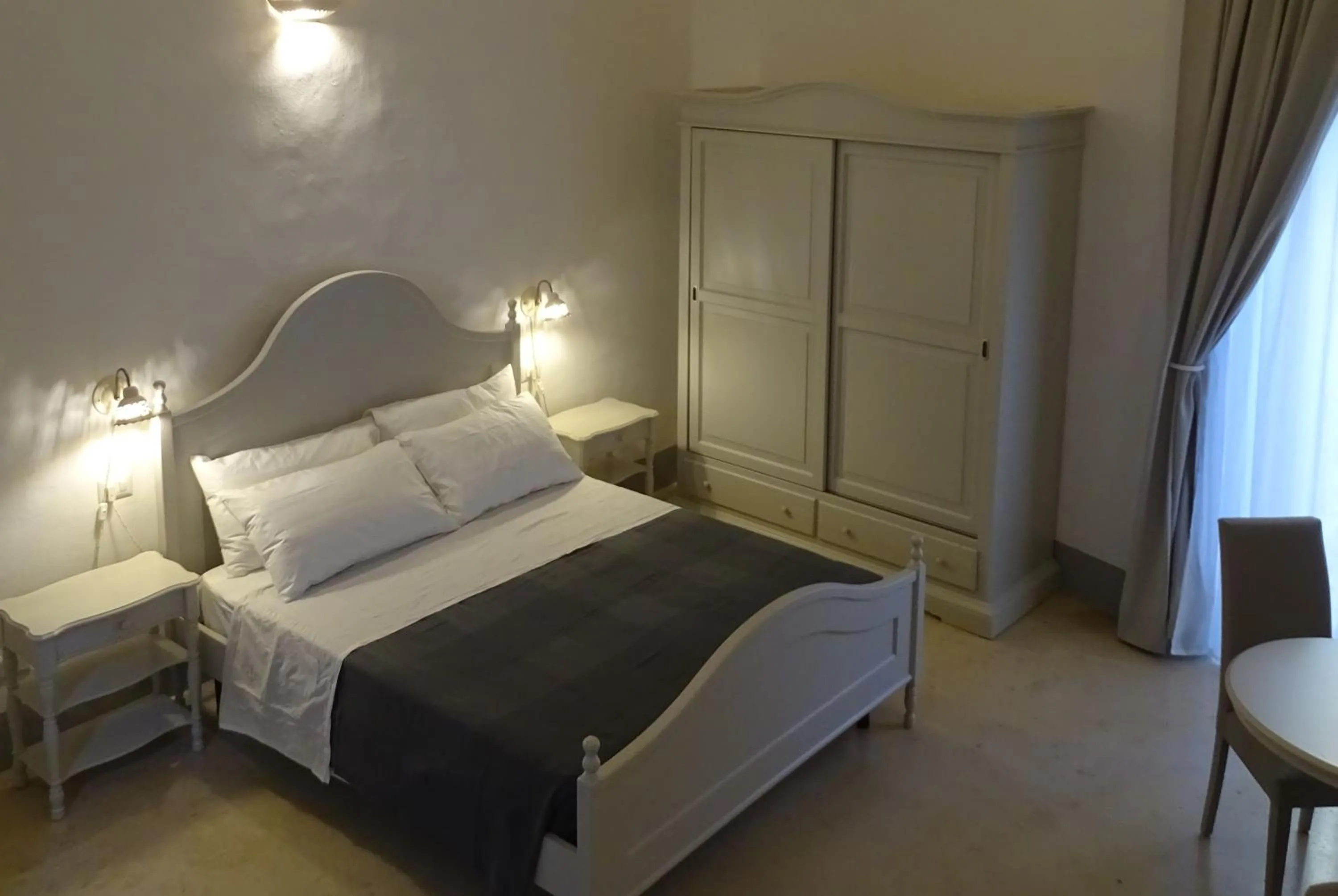 Photo of the whole room in Le Finestre Su Porta Carrese - Luxury Rooms