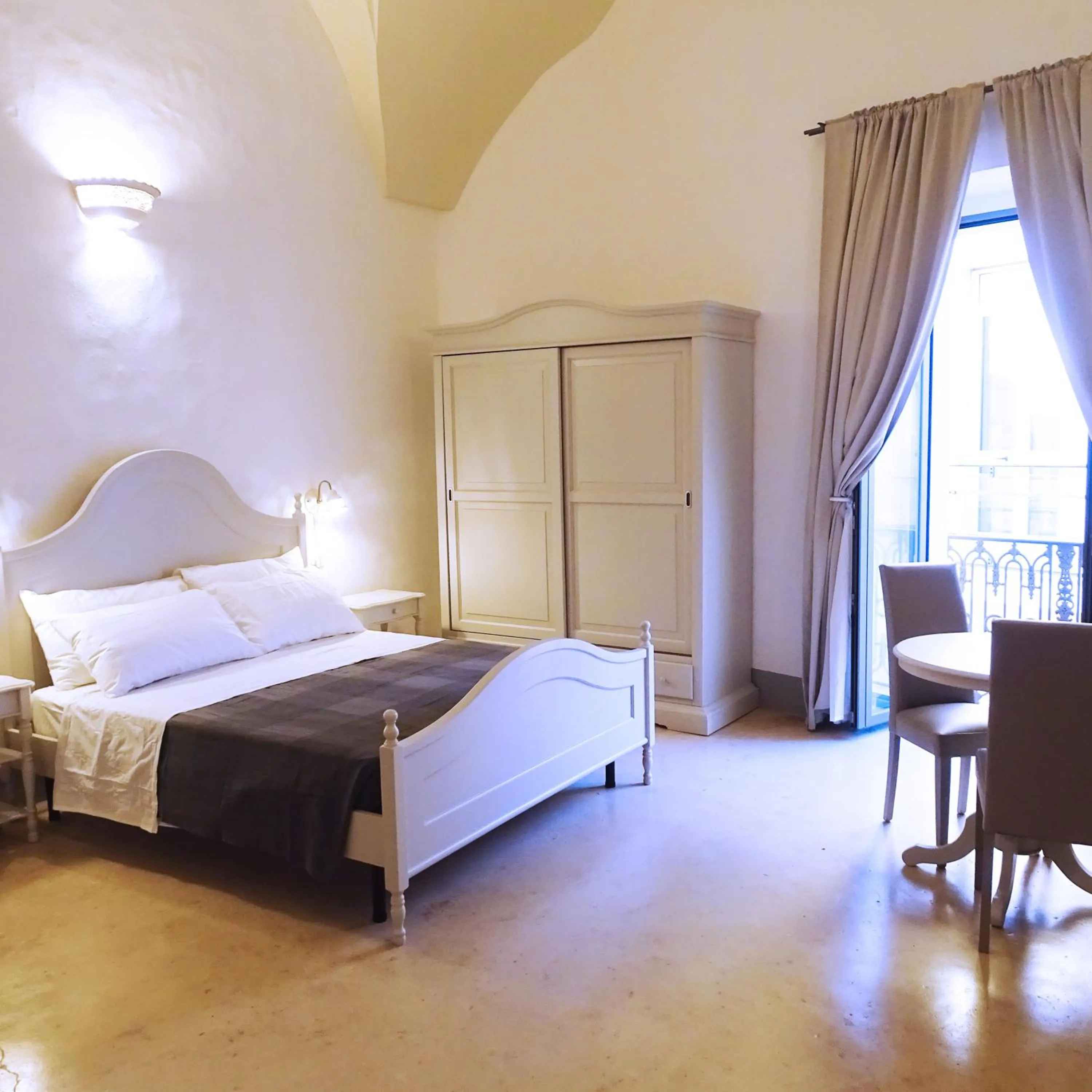 Photo of the whole room in Le Finestre Su Porta Carrese - Luxury Rooms
