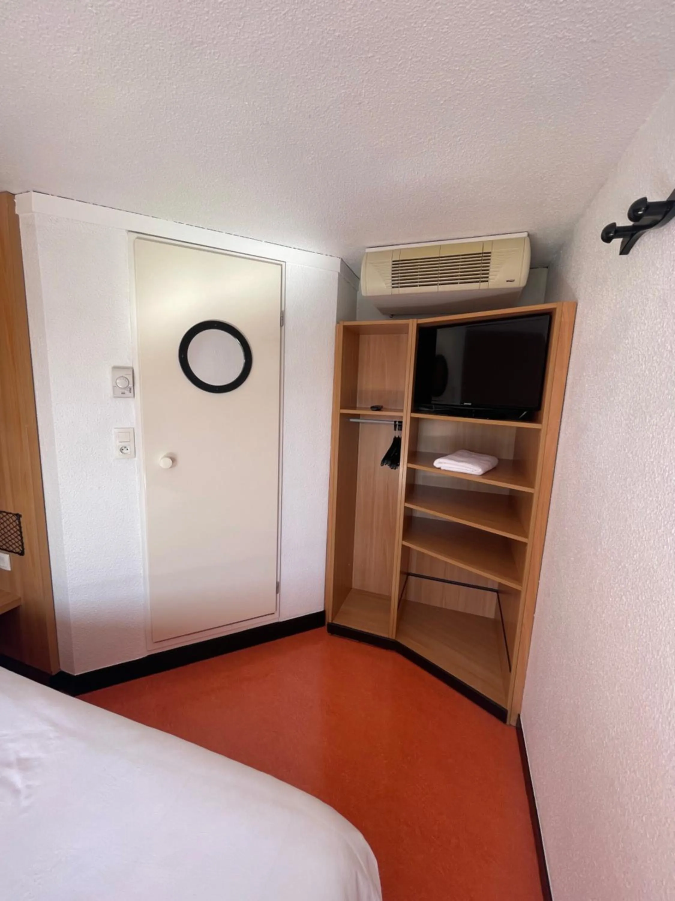 Bedroom, Bed in Premiere Classe Amiens Est - Glisy