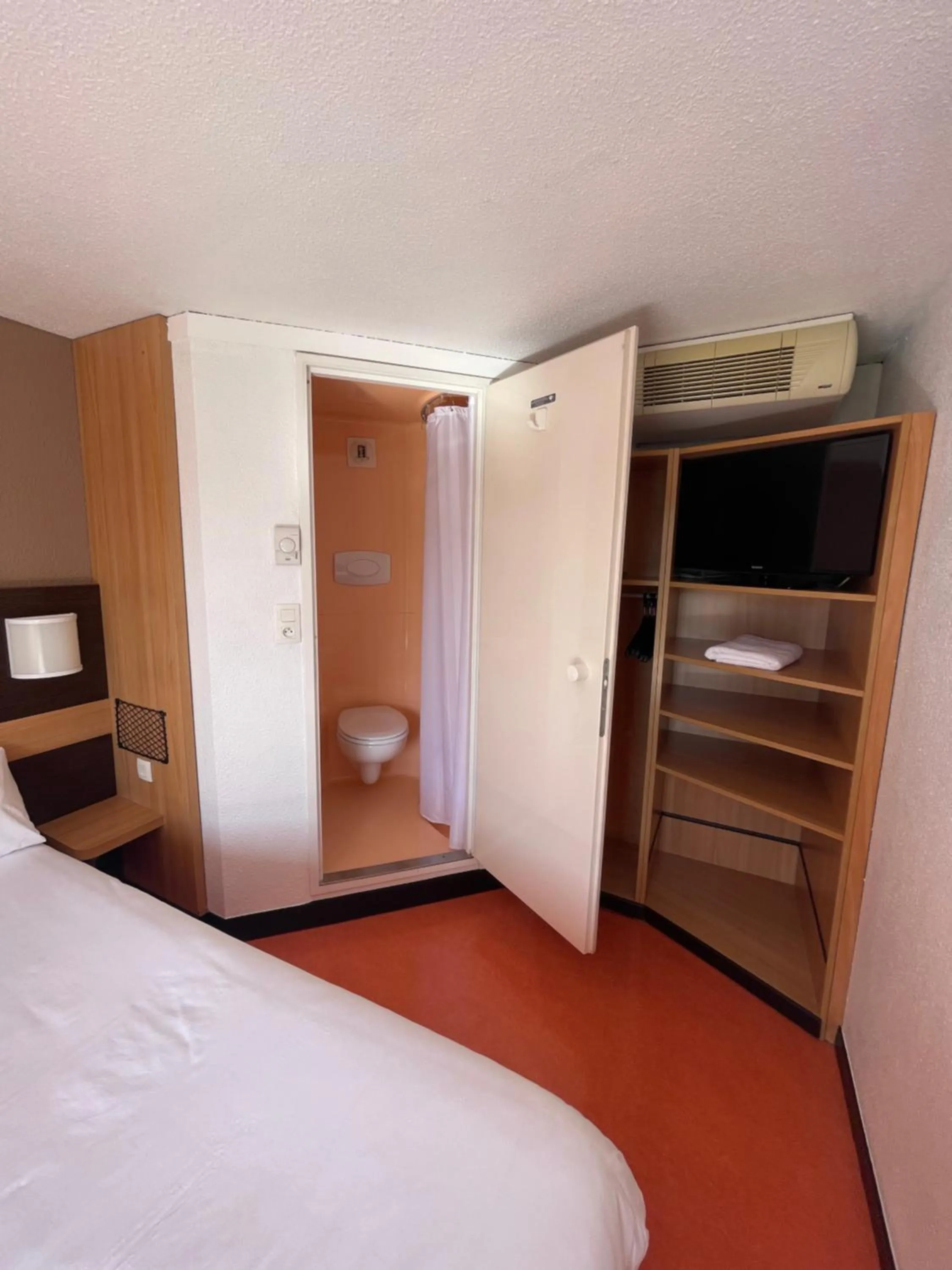 Bedroom, Bed in Premiere Classe Amiens Est - Glisy