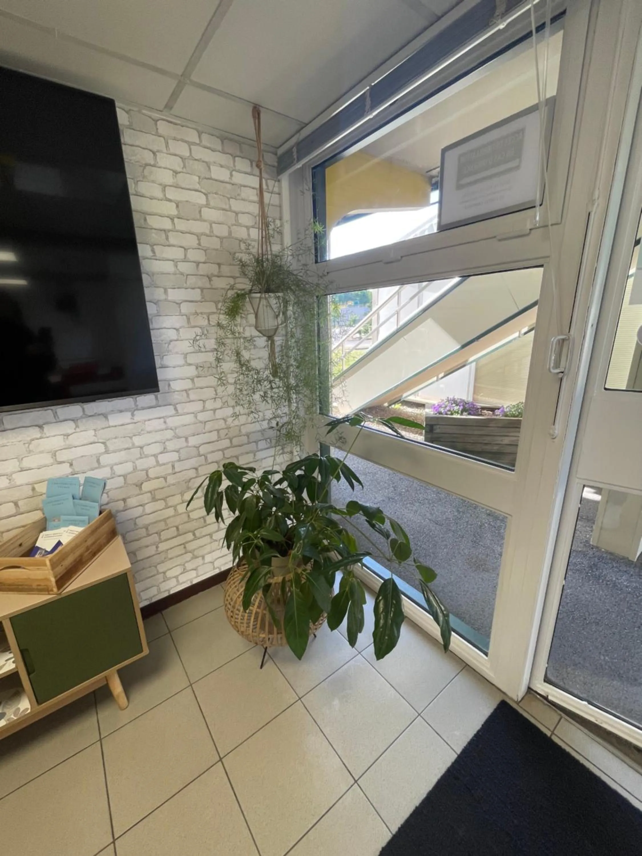 Communal lounge/ TV room in Premiere Classe Amiens Est - Glisy