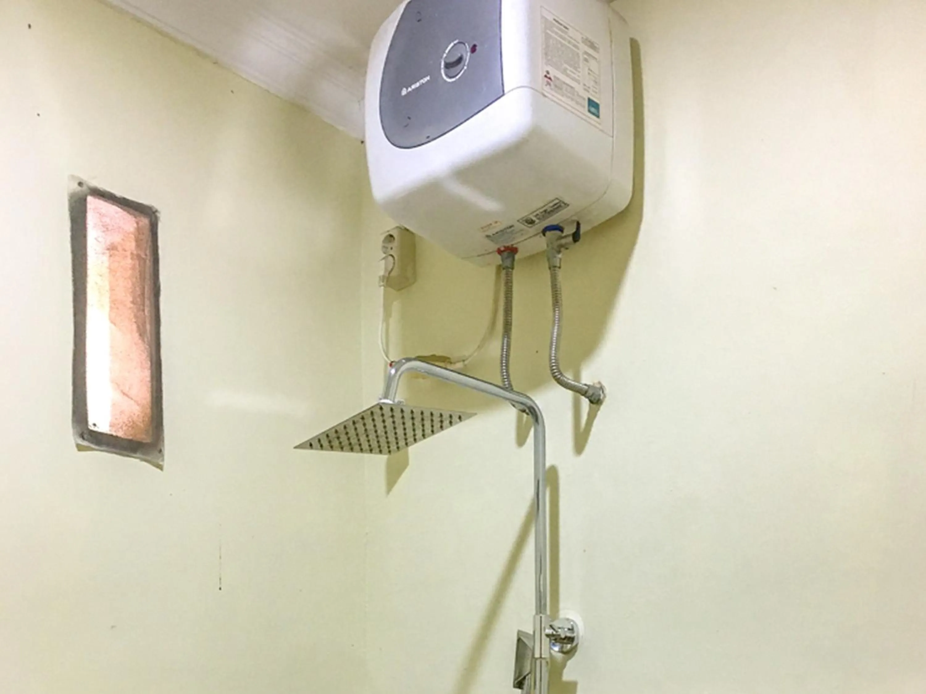 Bathroom in SMESA Edotel Syariah Surabaya Mitra RedDoorz