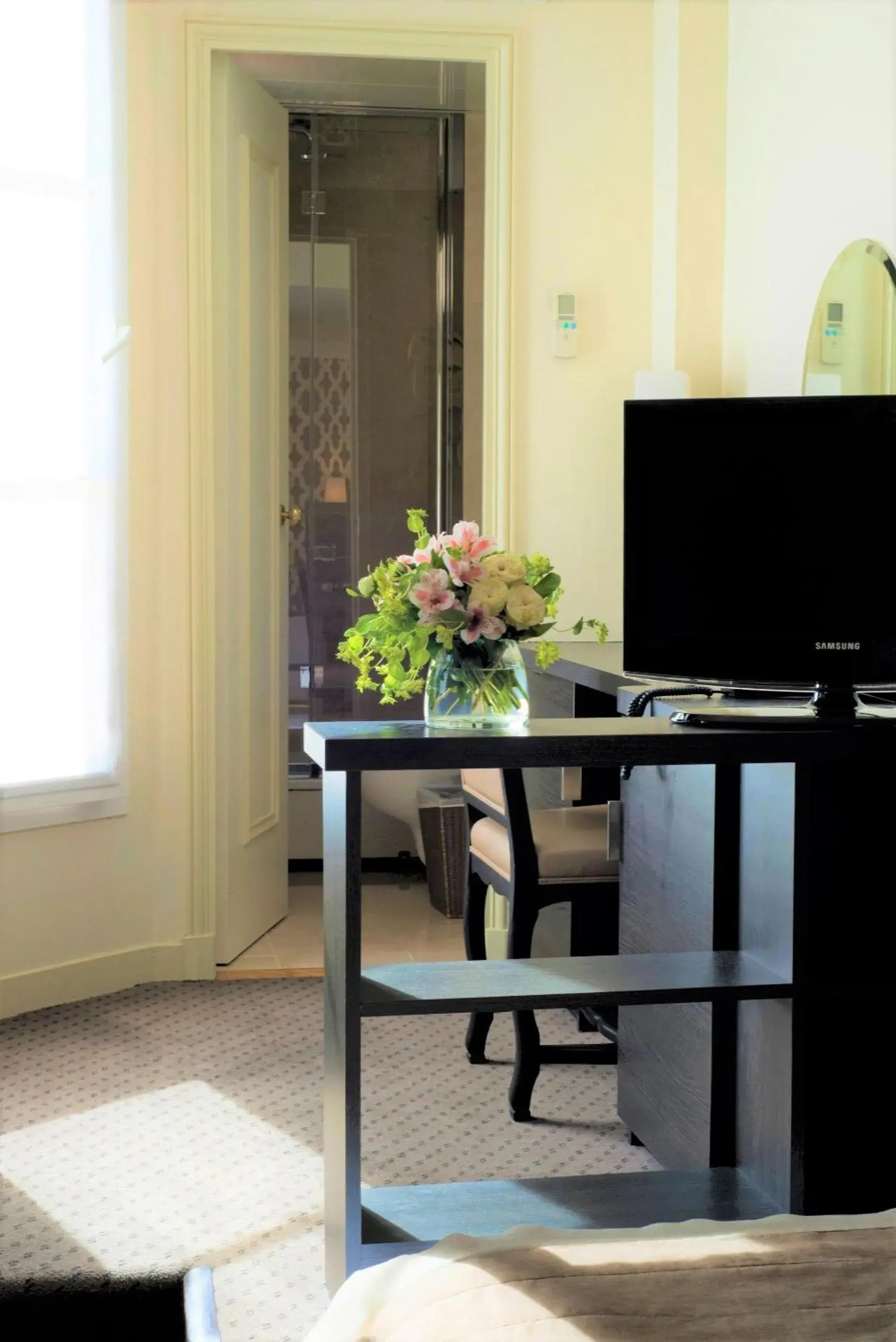 Bedroom in Hôtel Henri IV Rive Gauche Bedroom in Hôtel Henri IV Rive Gauche