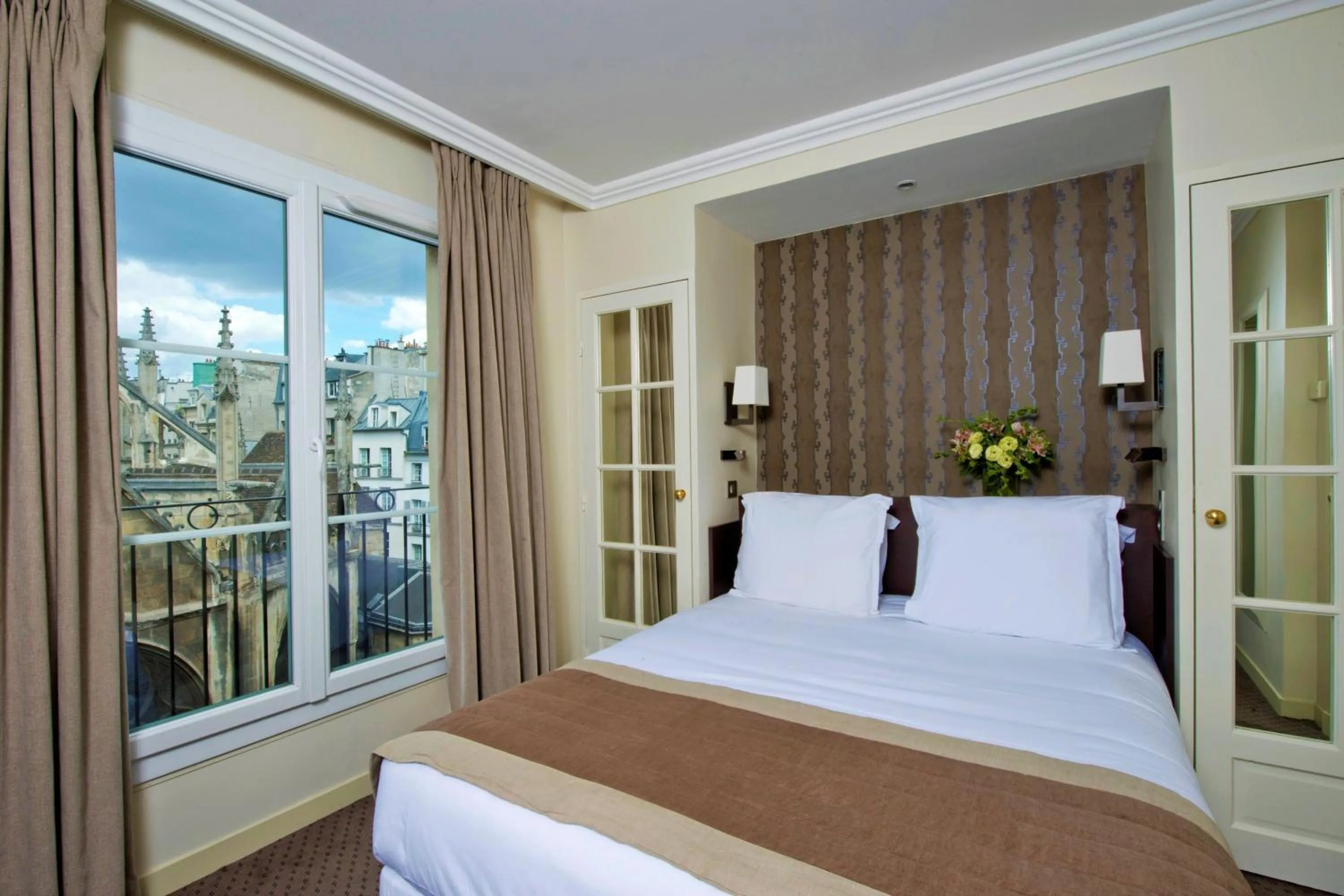 Bedroom, Bed in Hôtel Henri IV Rive Gauche