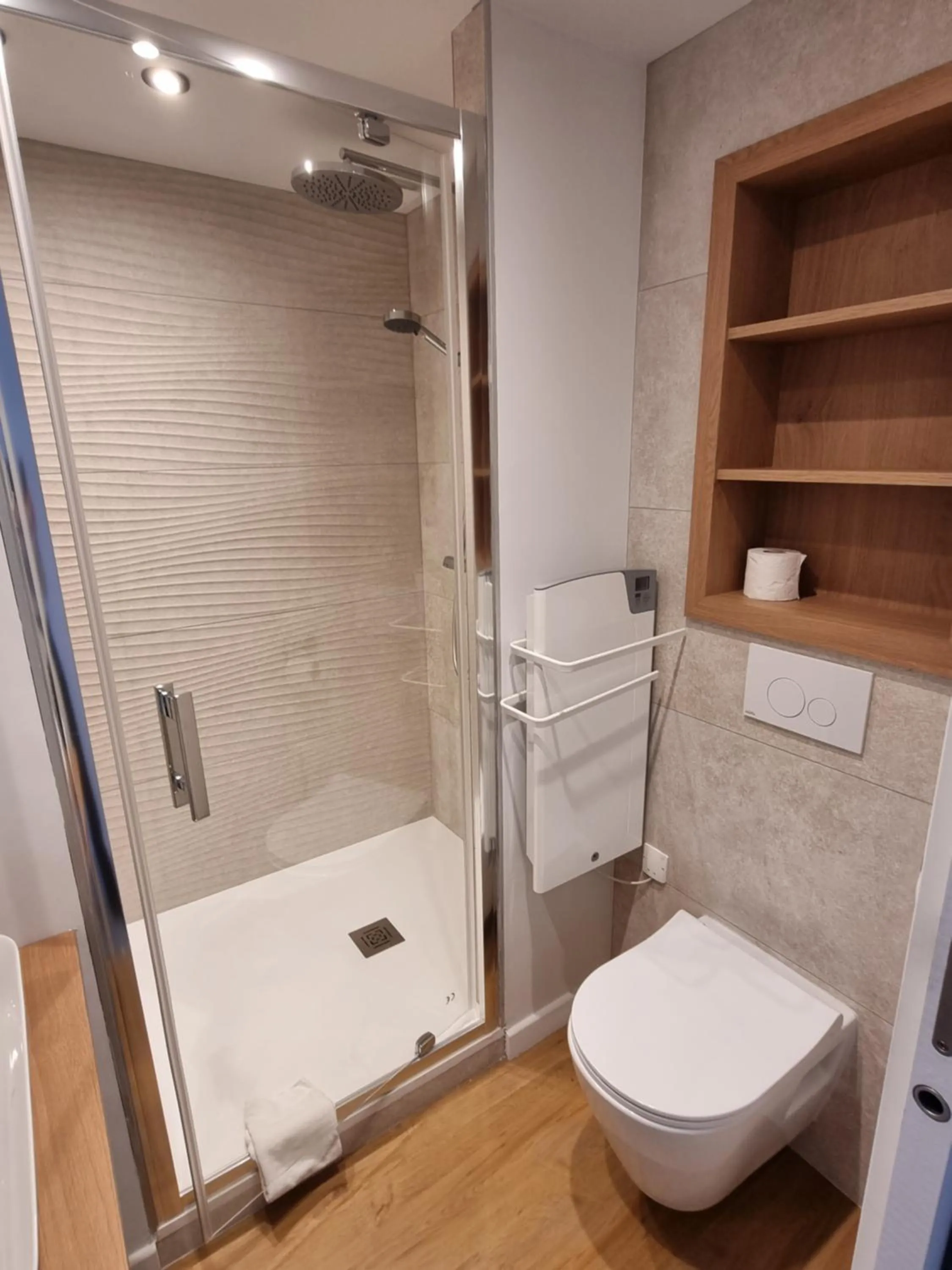 Shower in Hôtel & Restaurant Le Patio VICHY