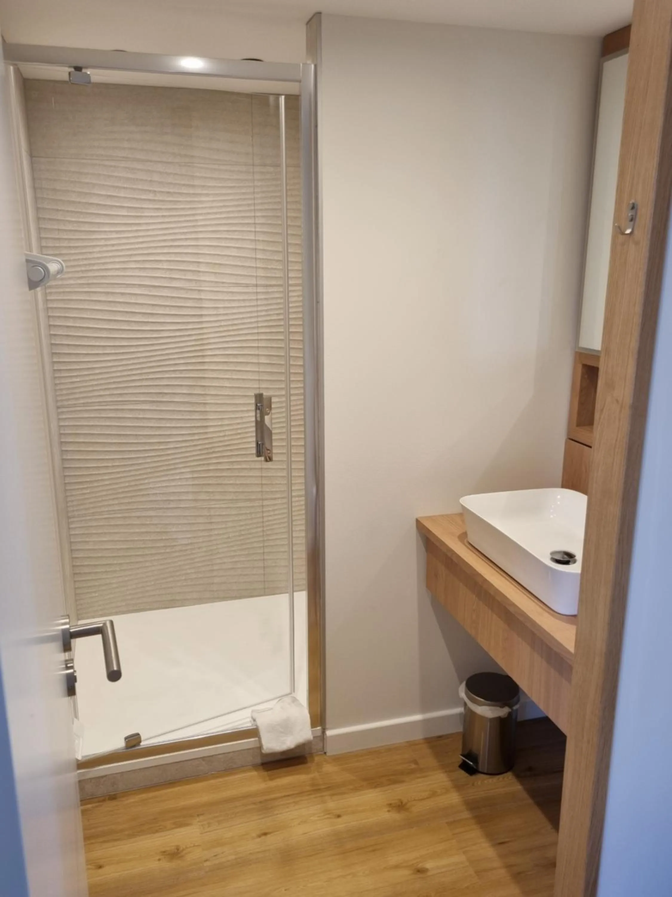 Shower in Hôtel & Restaurant Le Patio VICHY