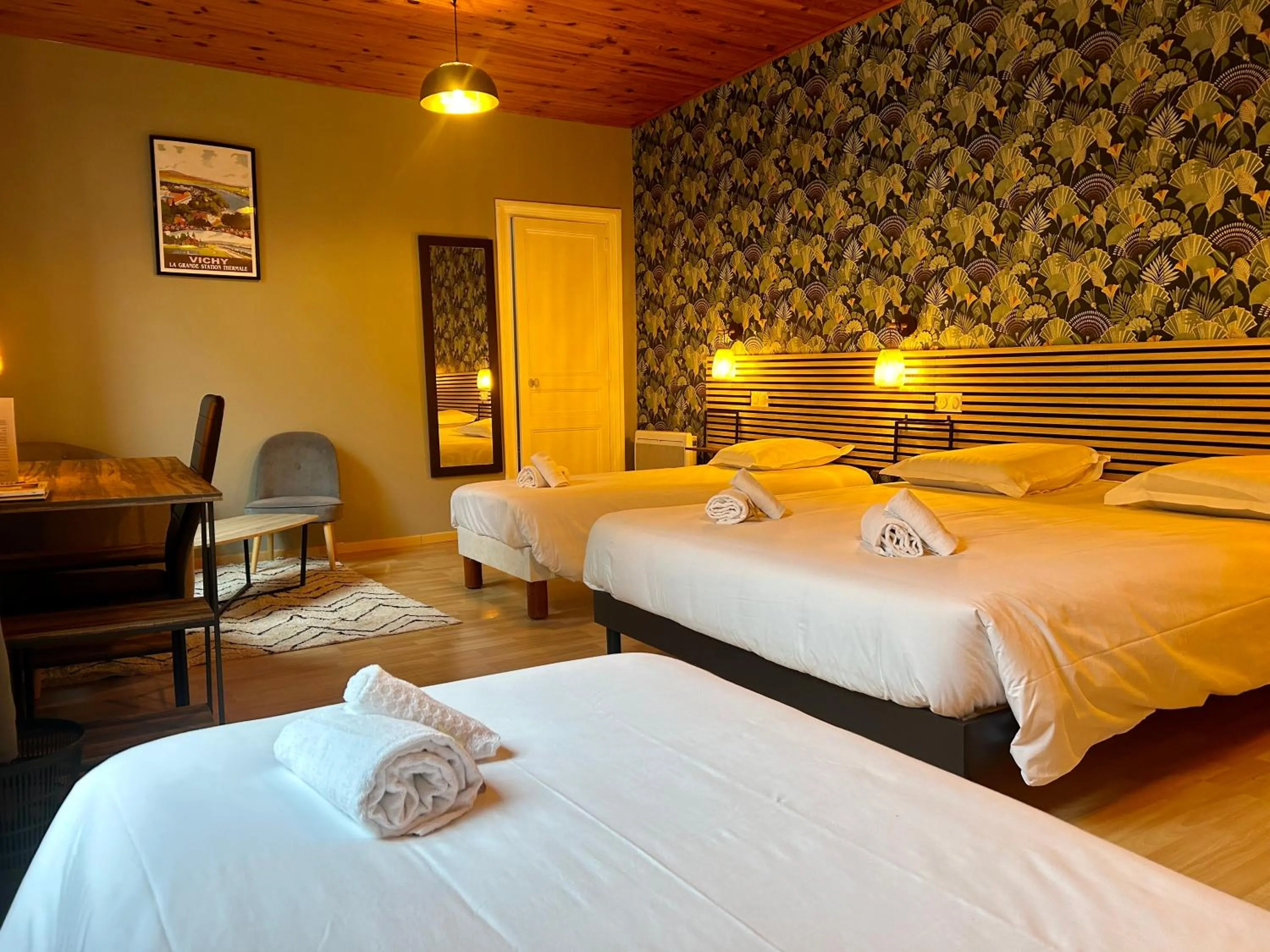 Photo of the whole room, Bed in Hôtel & Restaurant Le Patio VICHY