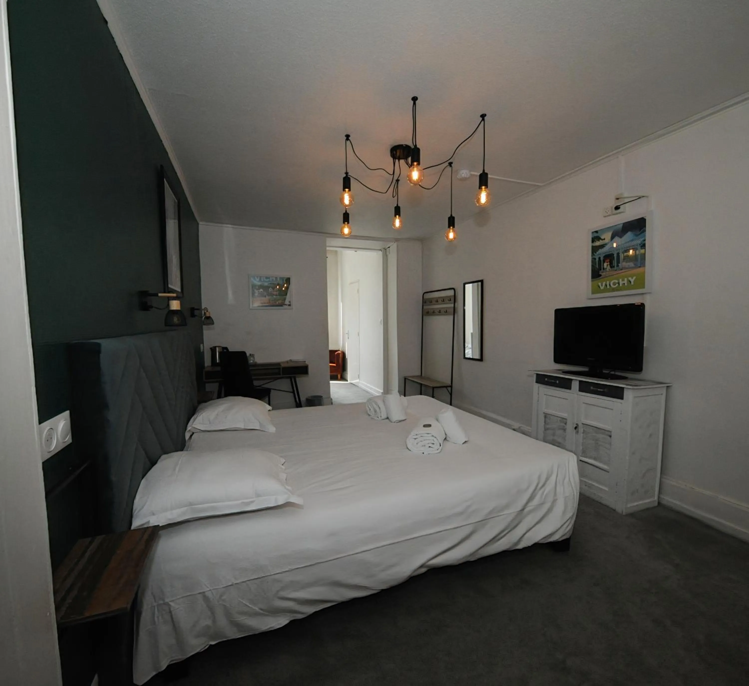 Bed in Hôtel & Restaurant Le Patio VICHY