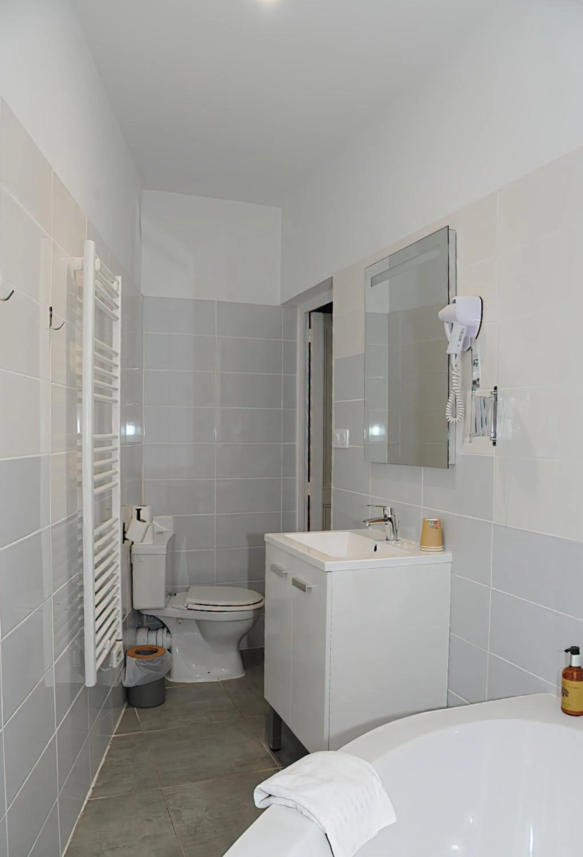 Bathroom in Hôtel & Restaurant Le Patio VICHY