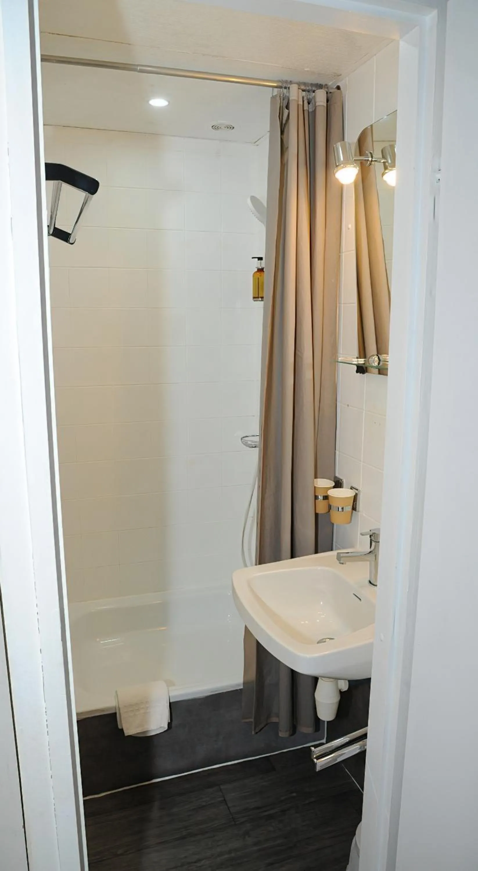 Shower in Hôtel & Restaurant Le Patio VICHY