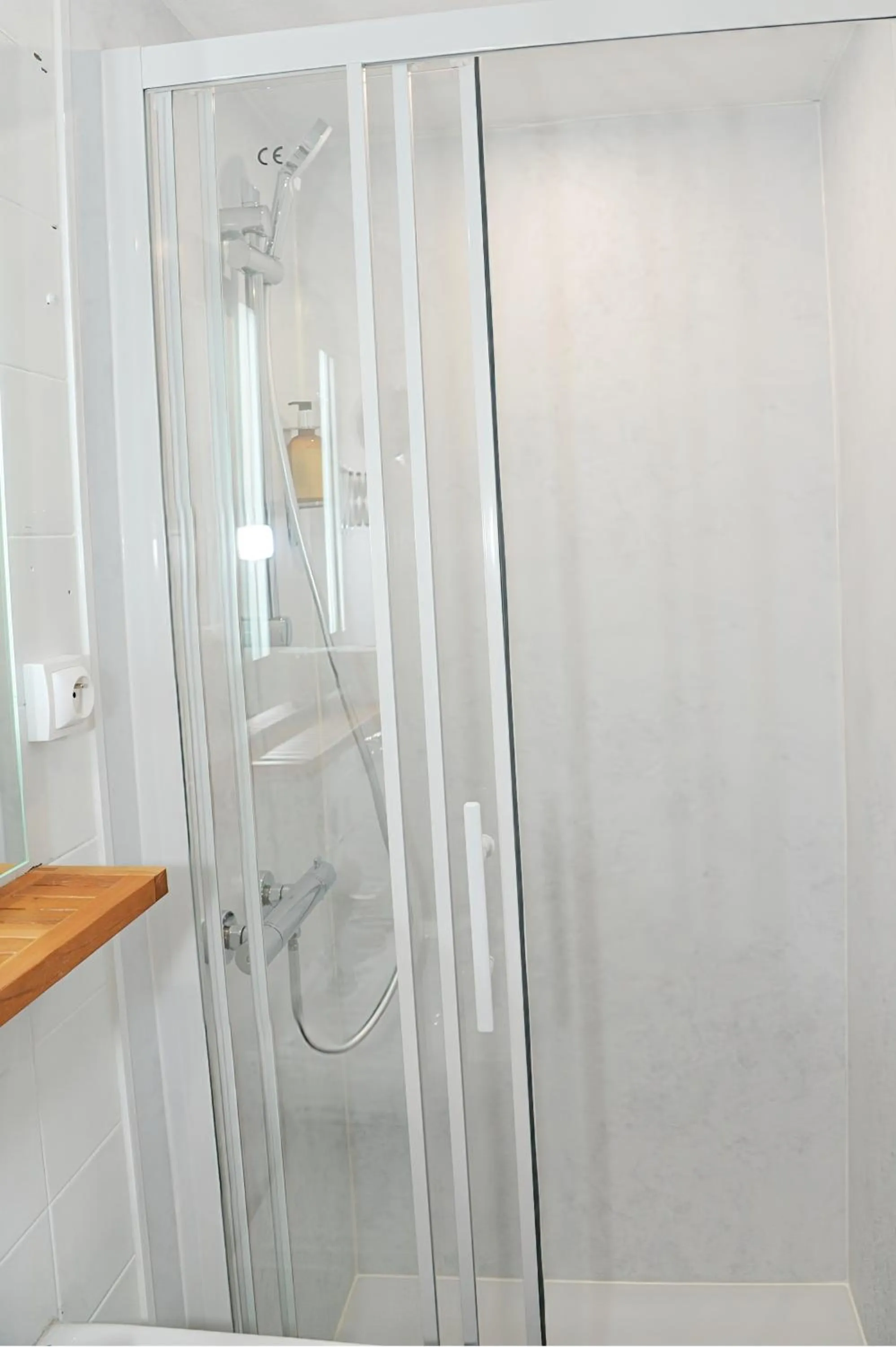 Shower in Hôtel & Restaurant Le Patio VICHY