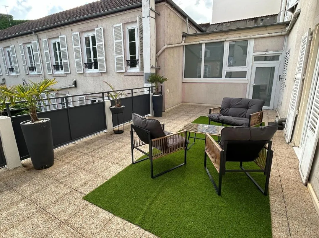 Patio in Hôtel & Restaurant Le Patio VICHY