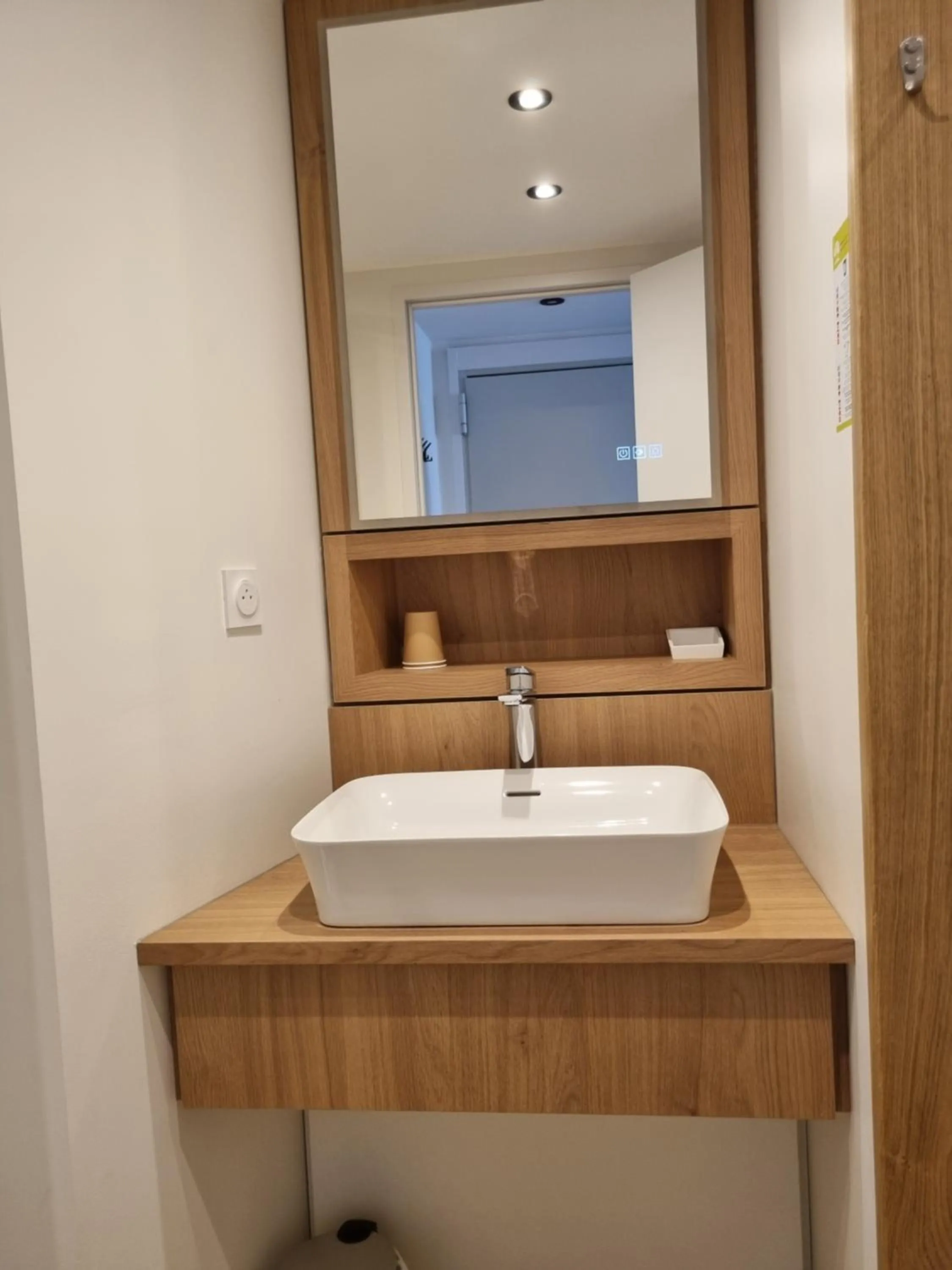 Bathroom in Hôtel & Restaurant Le Patio VICHY