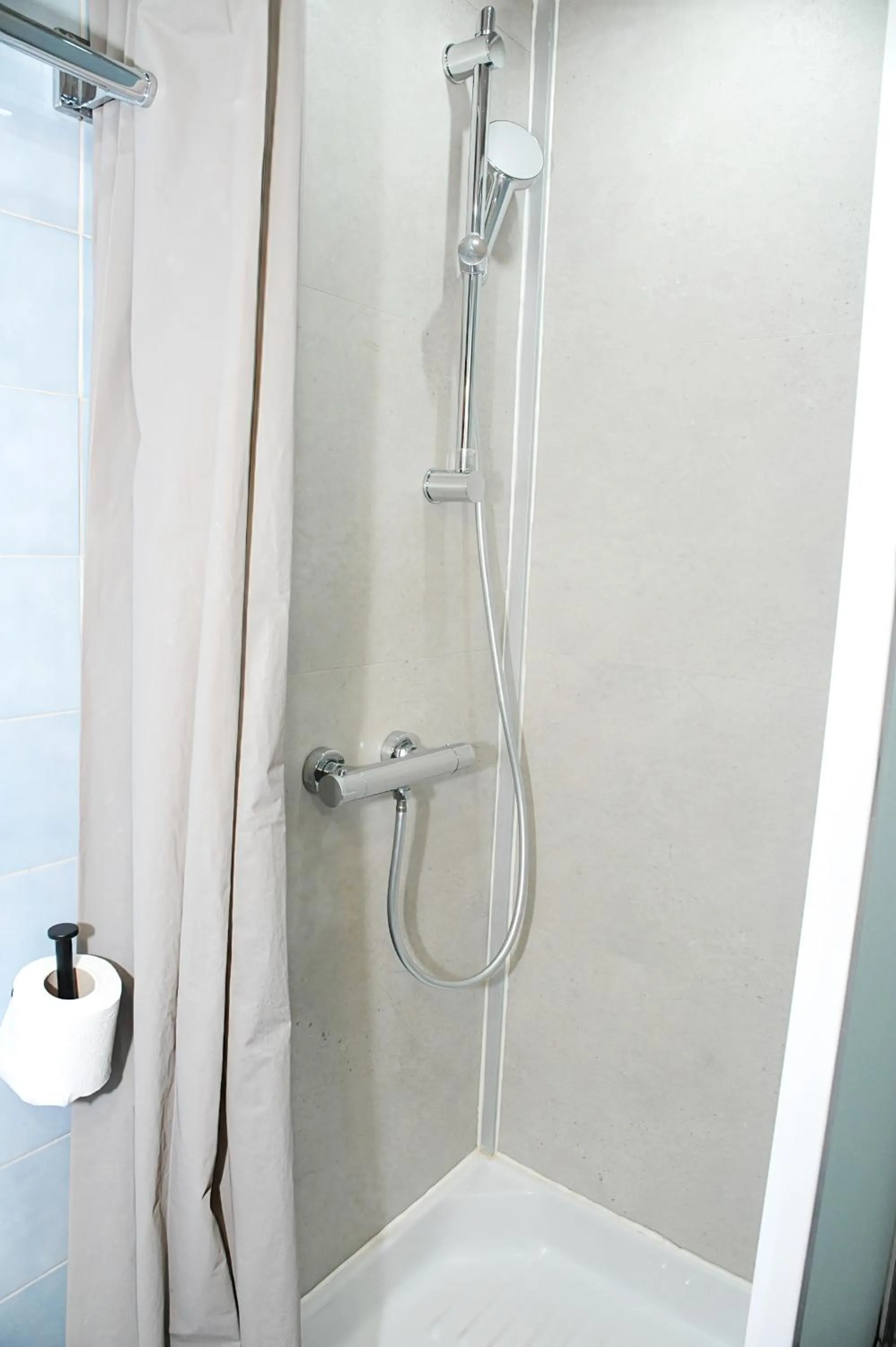 Toilet in Hôtel & Restaurant Le Patio VICHY