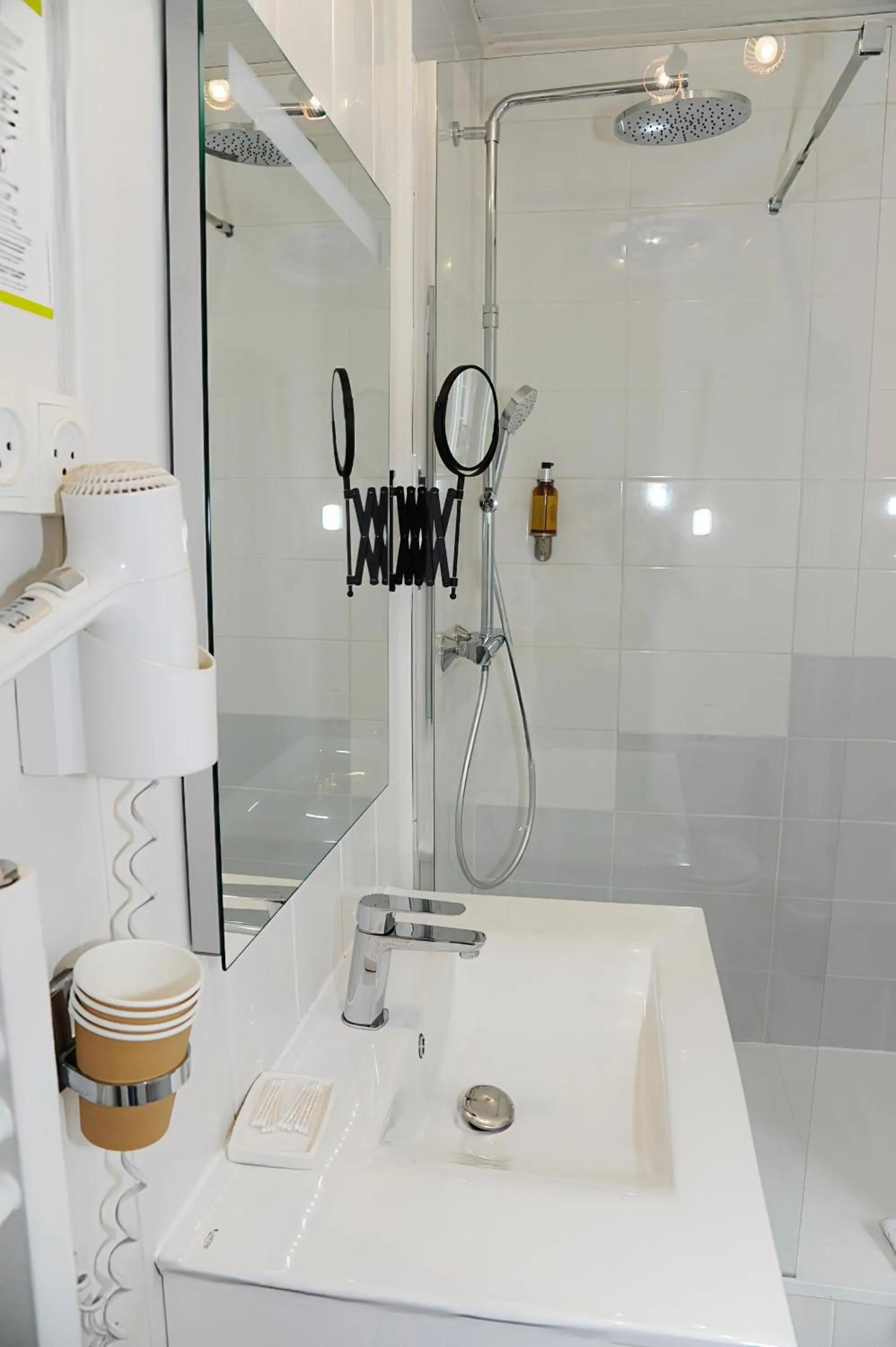 Shower in Hôtel & Restaurant Le Patio VICHY