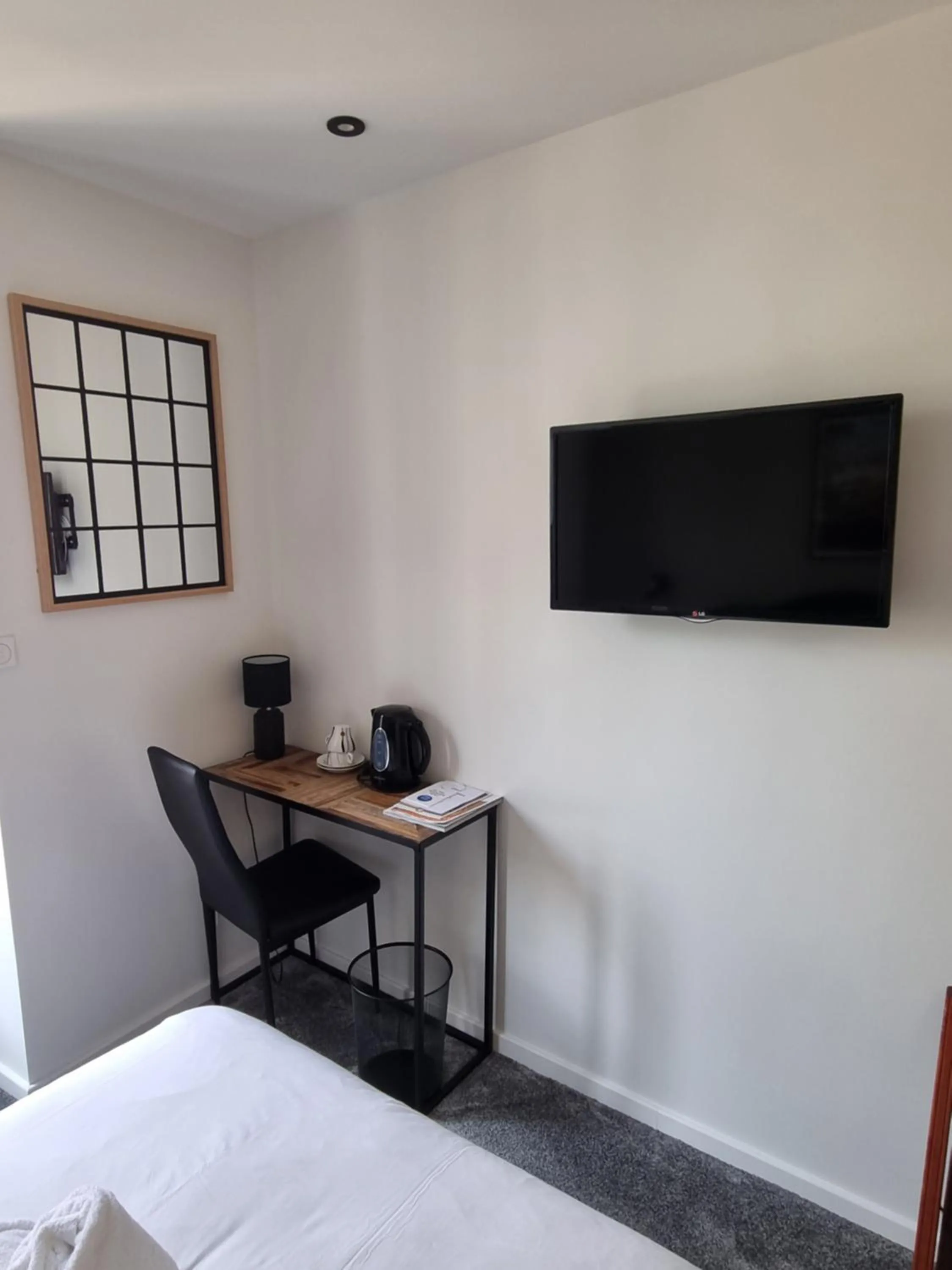 TV and multimedia, Bed in Hôtel & Restaurant Le Patio VICHY