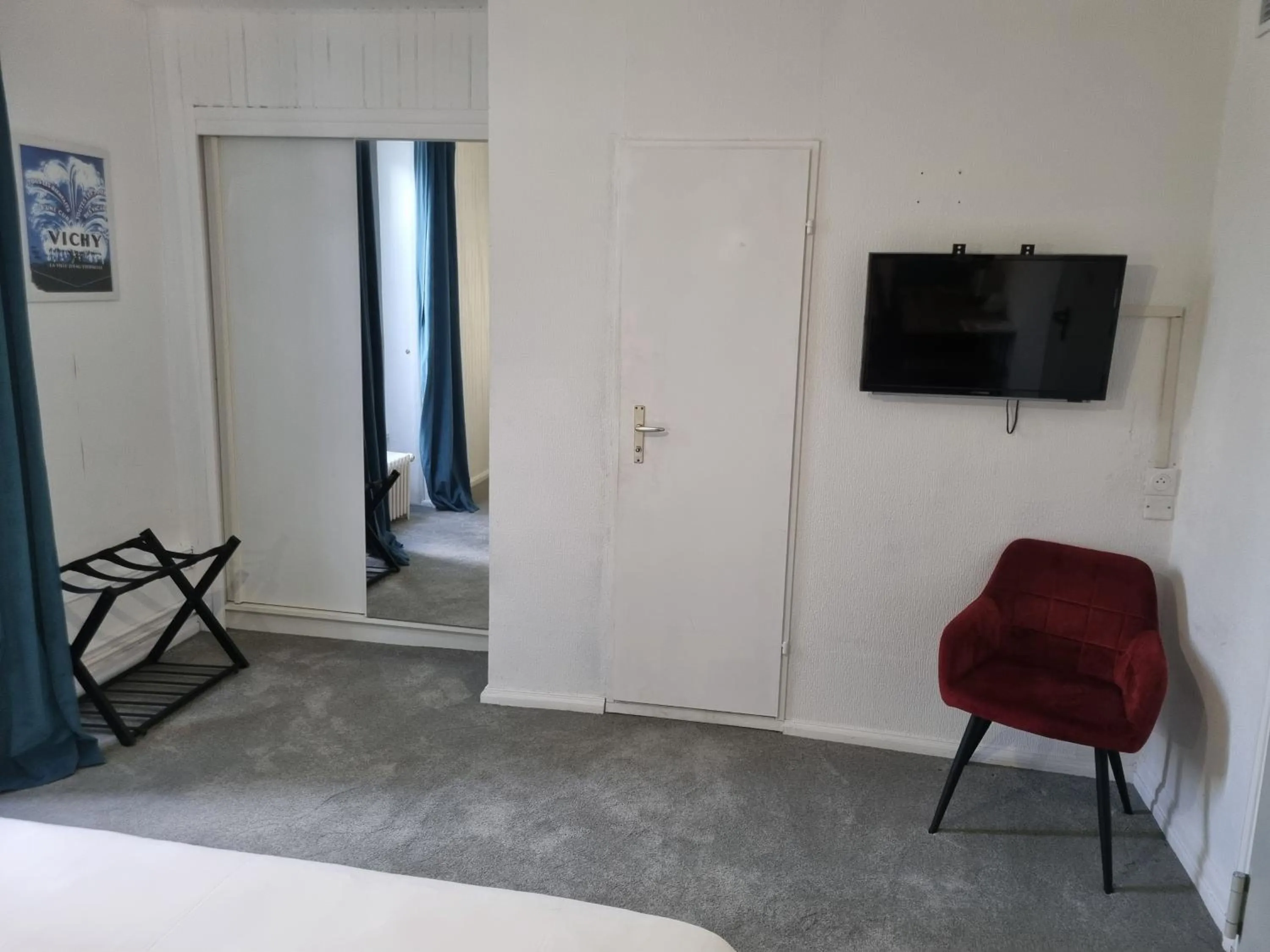 TV and multimedia, Bed in Hôtel & Restaurant Le Patio VICHY