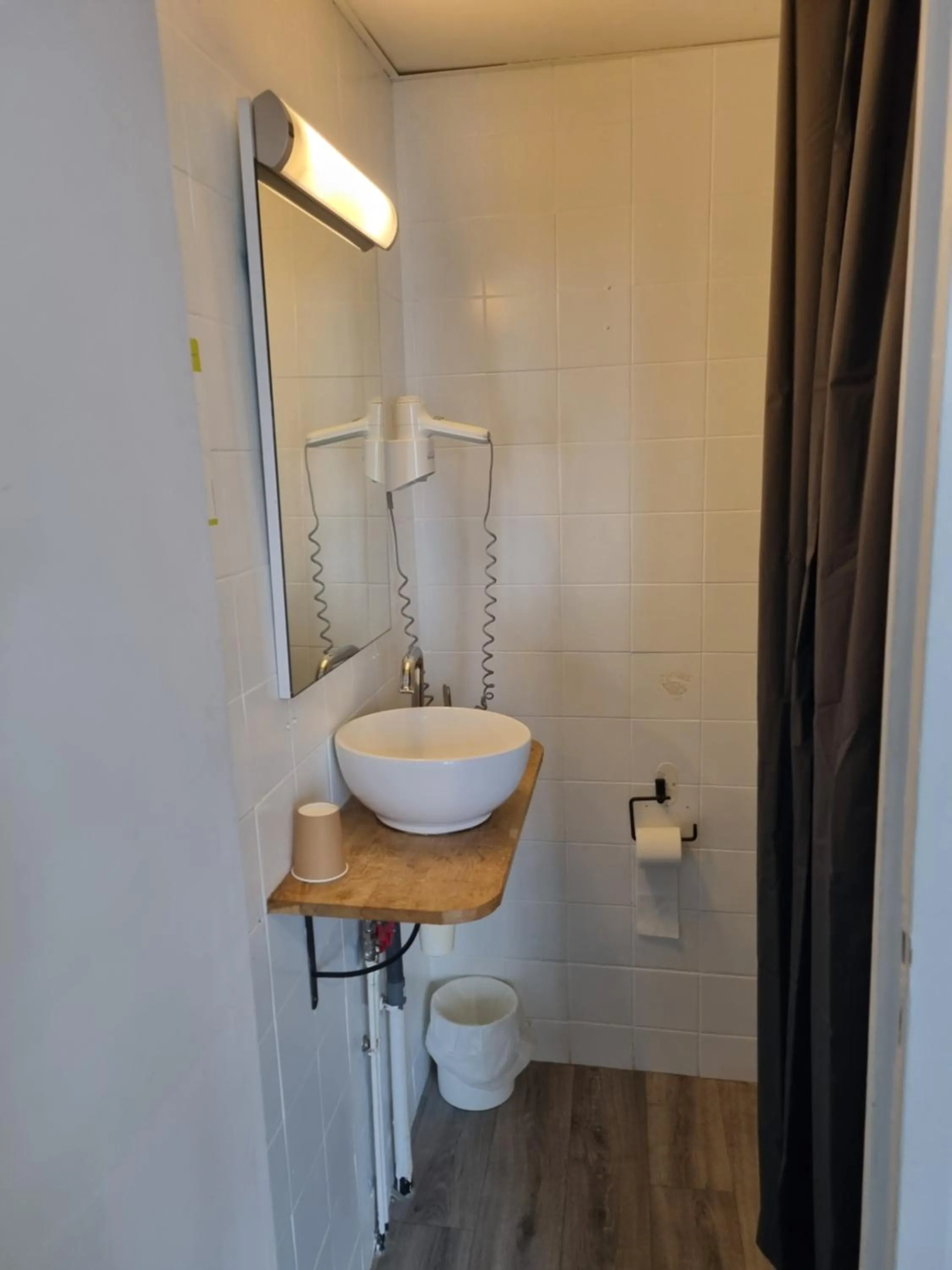 Shower in Hôtel & Restaurant Le Patio VICHY