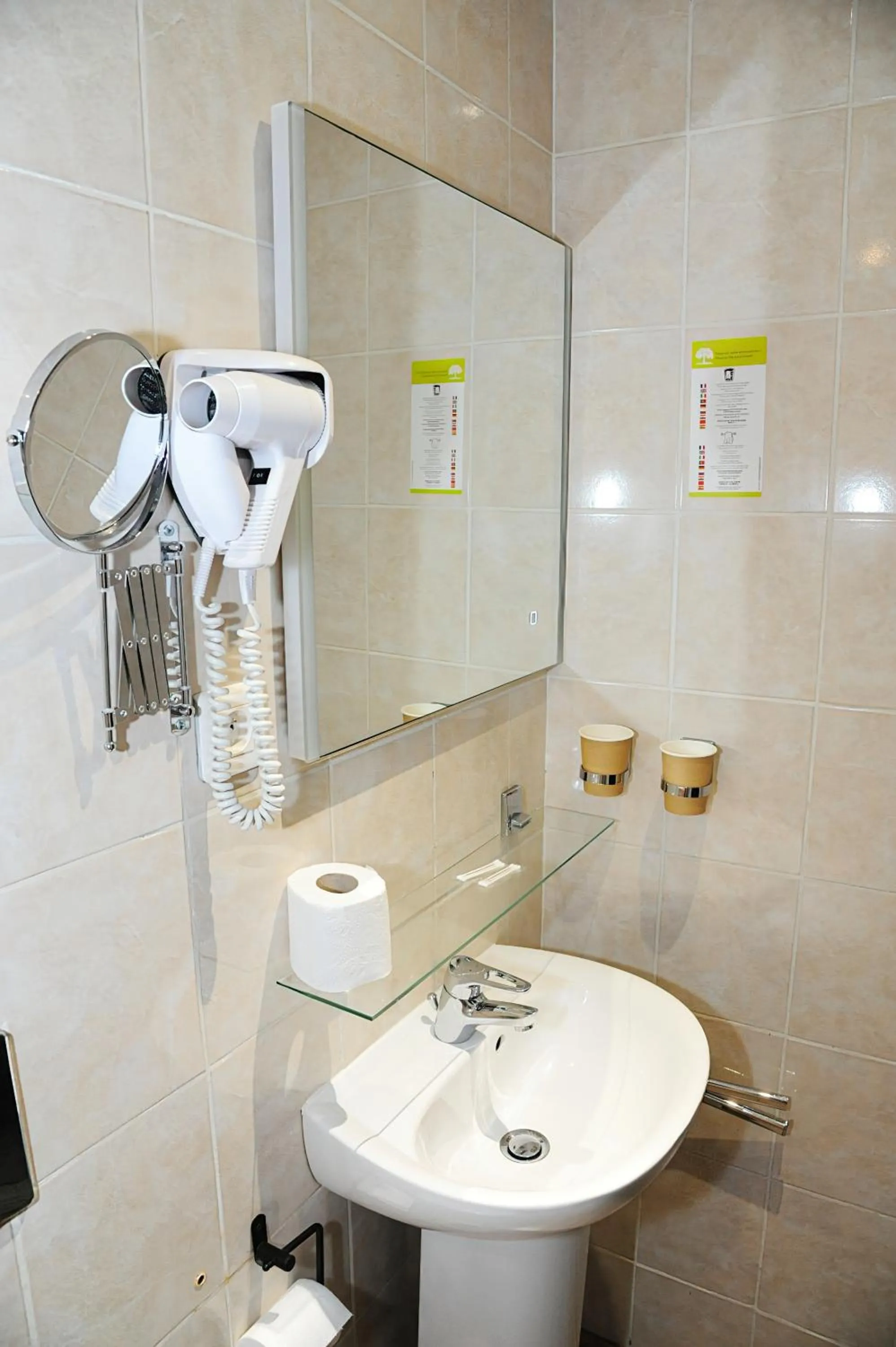 Shower in Hôtel & Restaurant Le Patio VICHY