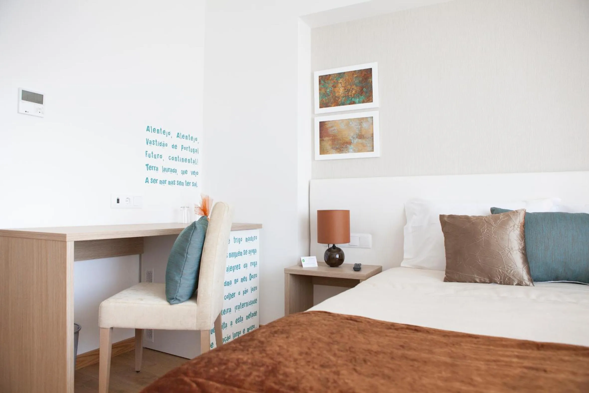 Seating area, Bed in Lam Hotel Villa Aljustrel