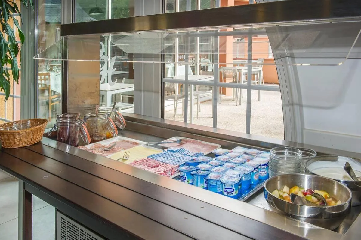 Buffet breakfast in Cévenol Hôtel