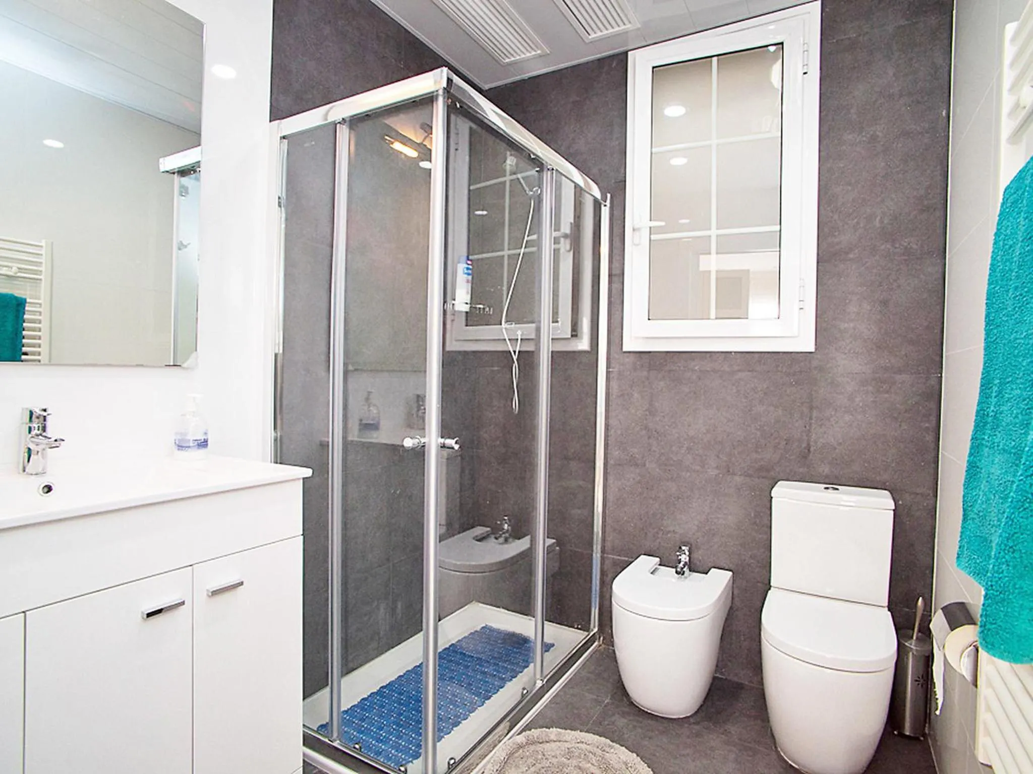 Photo of the whole room in Apartment Eixample Esquerre Gran Via Balmes by Interhome