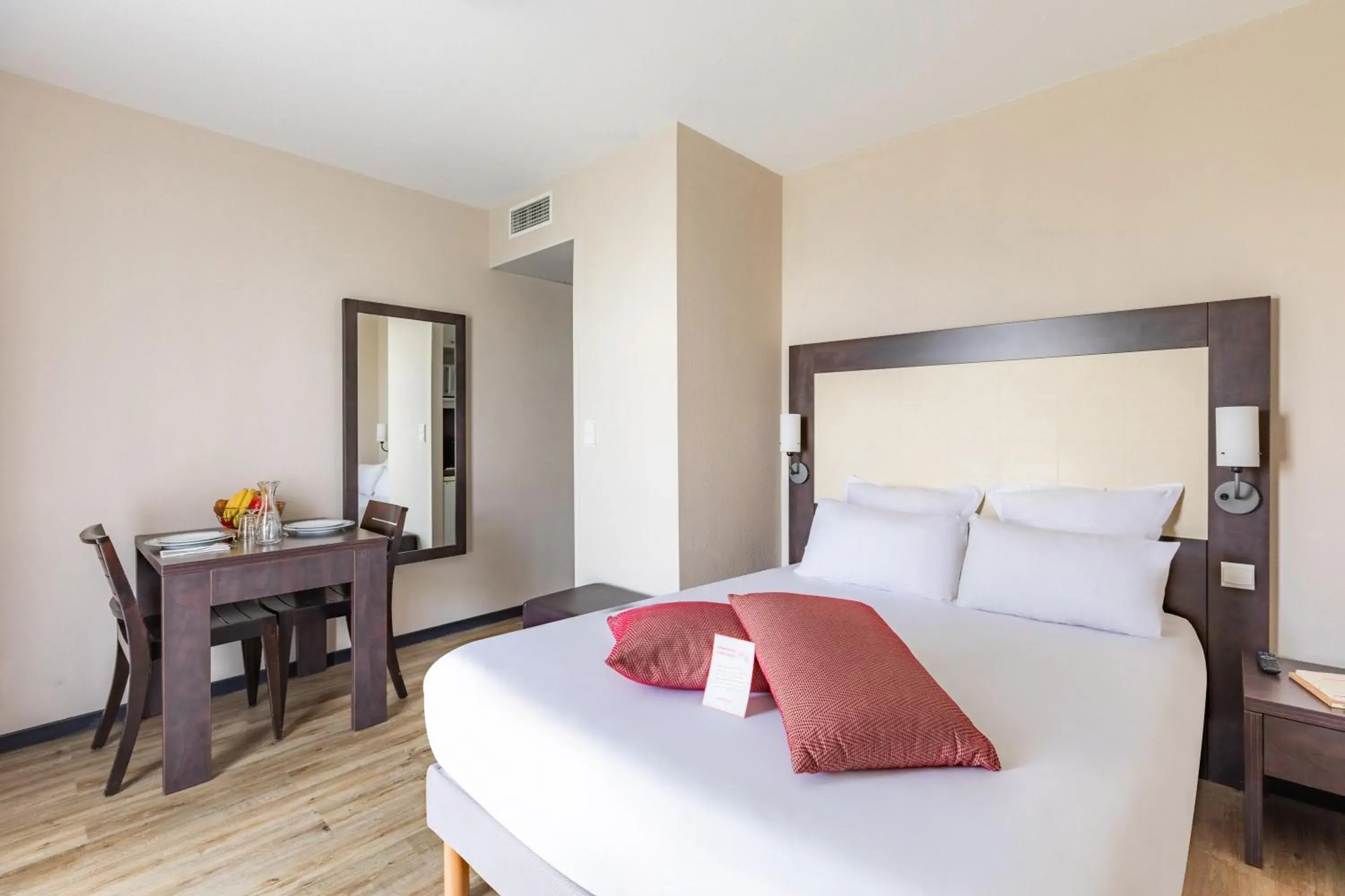 Bedroom, Bed in Appart’City Confort Nantes Ouest Saint-Herblain Bedroom, Bed in Appart’City Confort Nantes Ouest Saint-Herblain