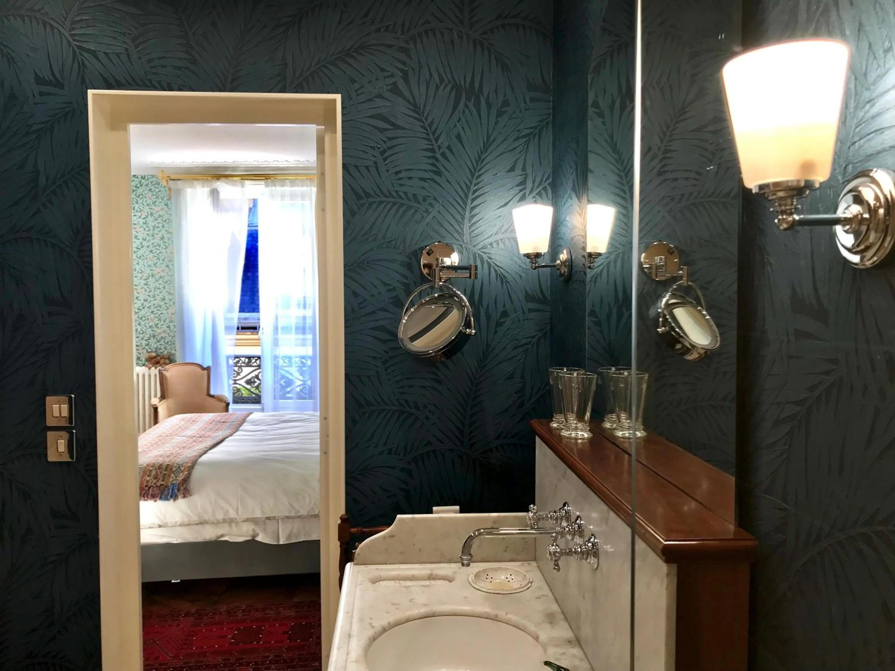 Bathroom, Bed in Le 48 Paris