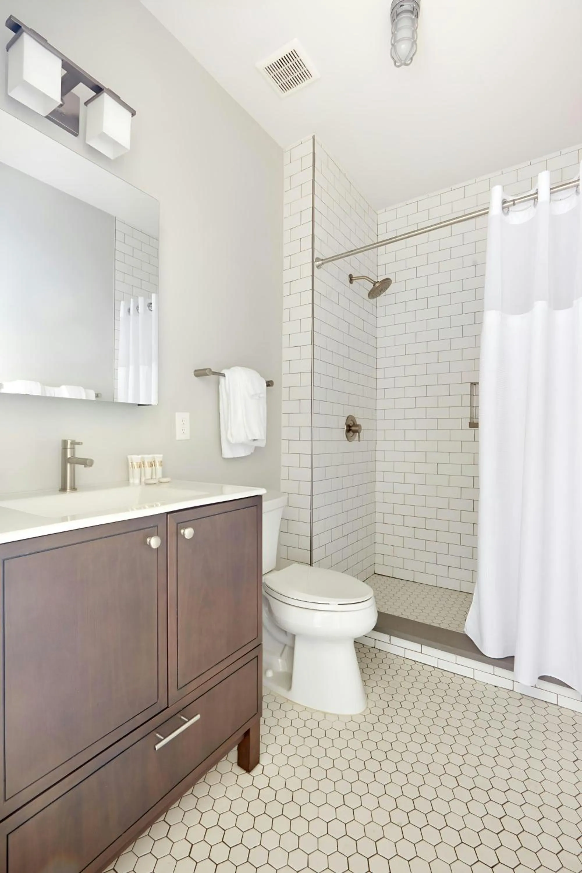 Bathroom in Sonder by Marriott Bonvoy The Drayton Apartments Historic District