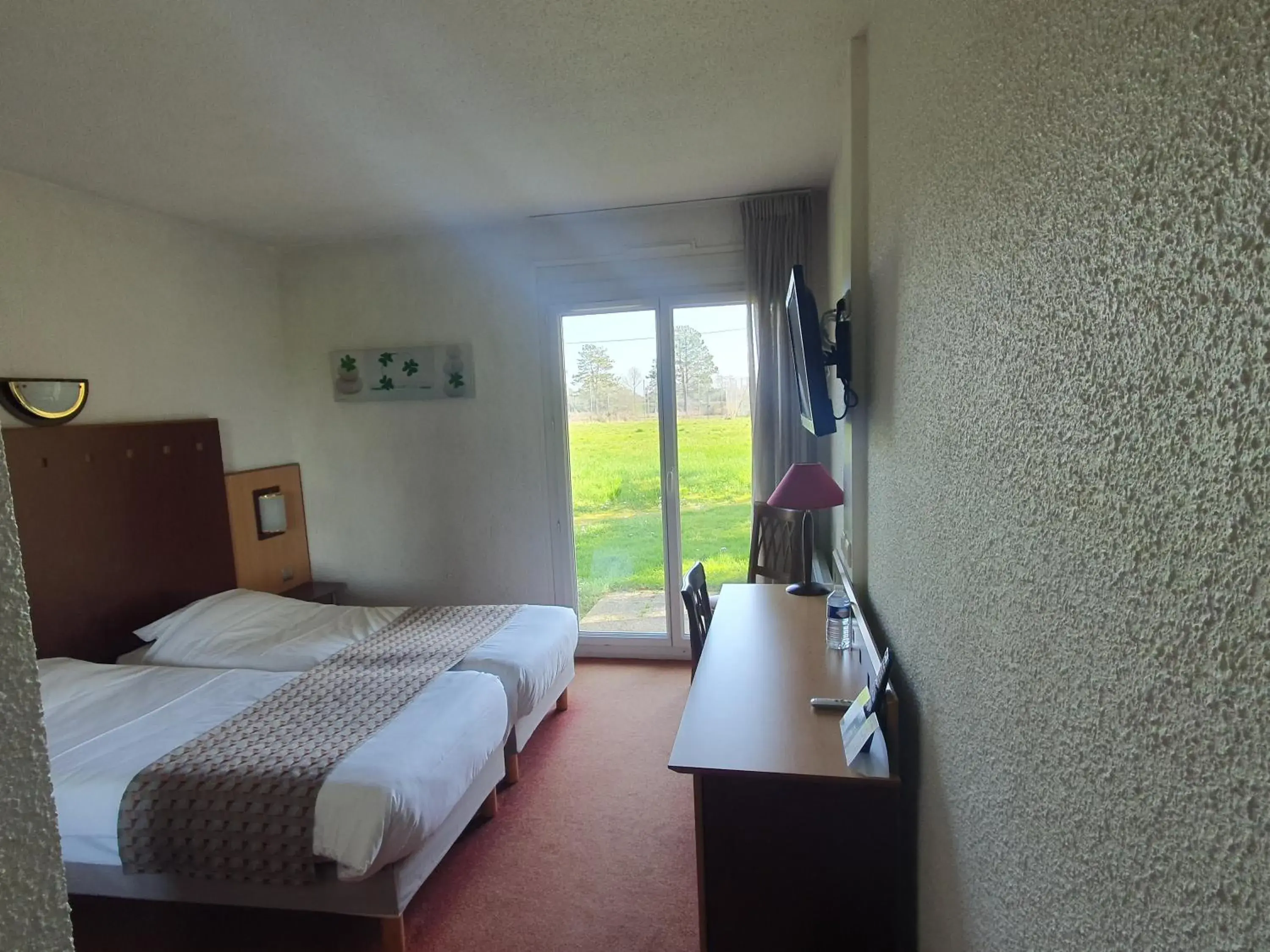 Superior Room - Disability Access in Logis Hotel De La Loire - Restaurant Les Bateliers Superior Room - Disability Access in Logis Hotel De La Loire - Restaurant Les Bateliers