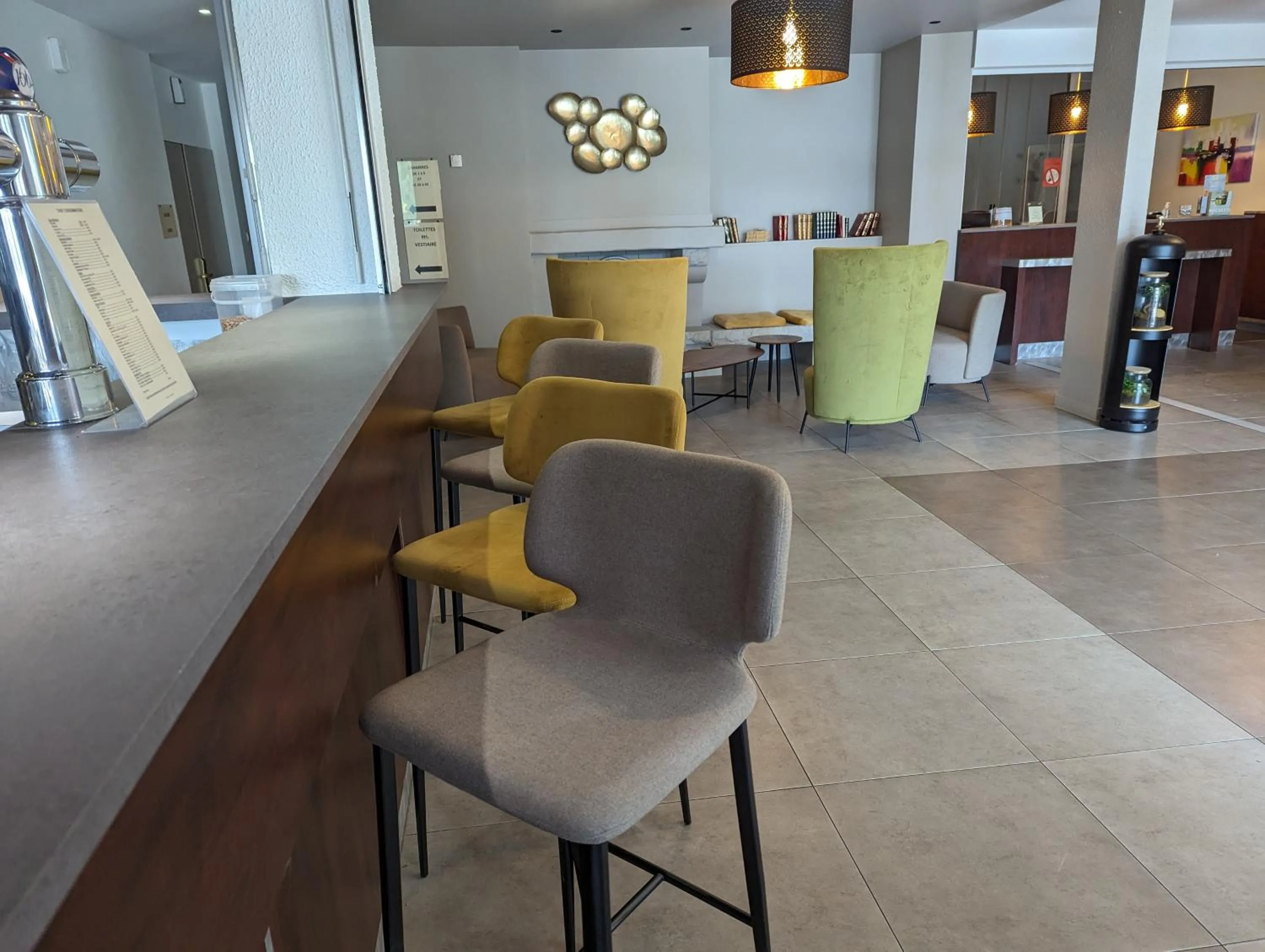 Lounge or bar in Logis Hotel De La Loire - Restaurant Les Bateliers