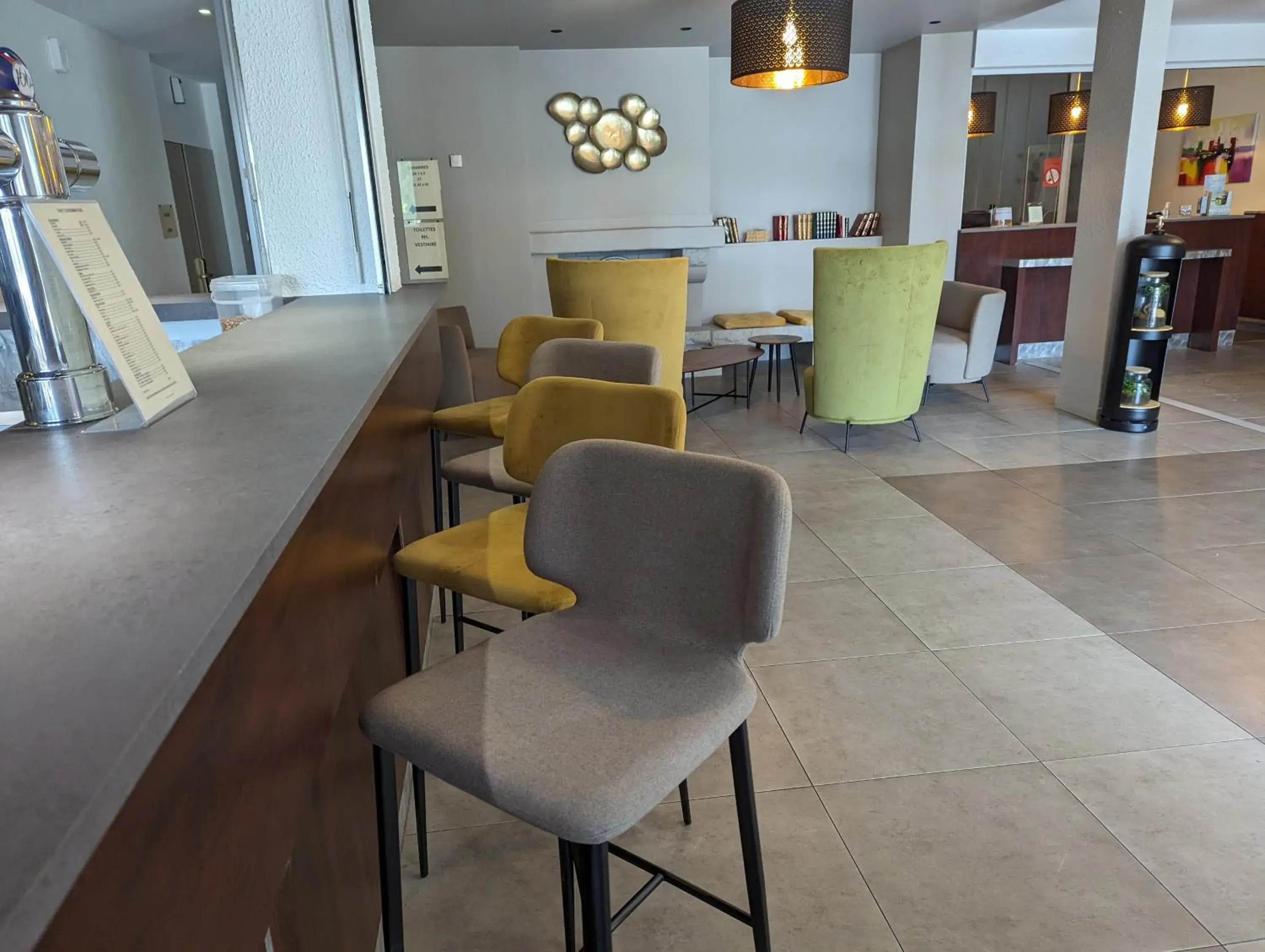 Lounge or bar in Logis Hotel De La Loire - Restaurant Les Bateliers Lounge or bar in Logis Hotel De La Loire - Restaurant Les Bateliers