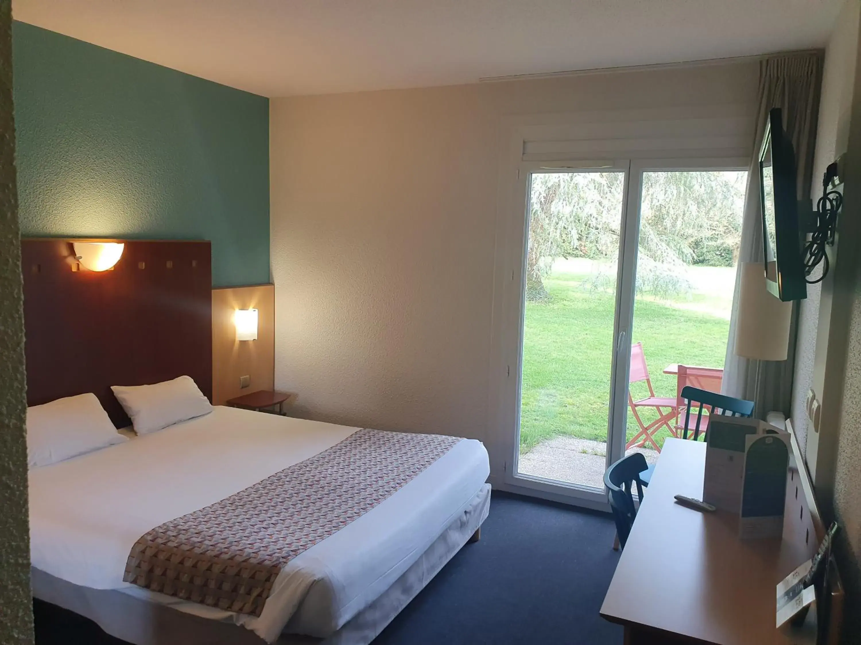 Bed in Logis Hotel De La Loire Ancenis - Restaurant Les Bateliers Bed in Logis Hotel De La Loire Ancenis - Restaurant Les Bateliers