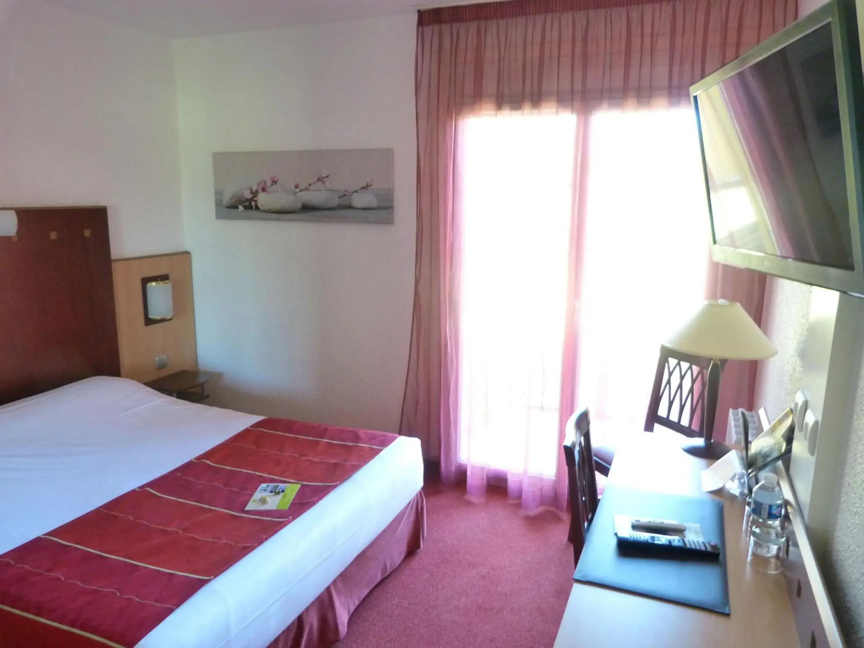 Bedroom, Bed in Logis Hotel De La Loire - Restaurant Les Bateliers Bedroom, Bed in Logis Hotel De La Loire - Restaurant Les Bateliers