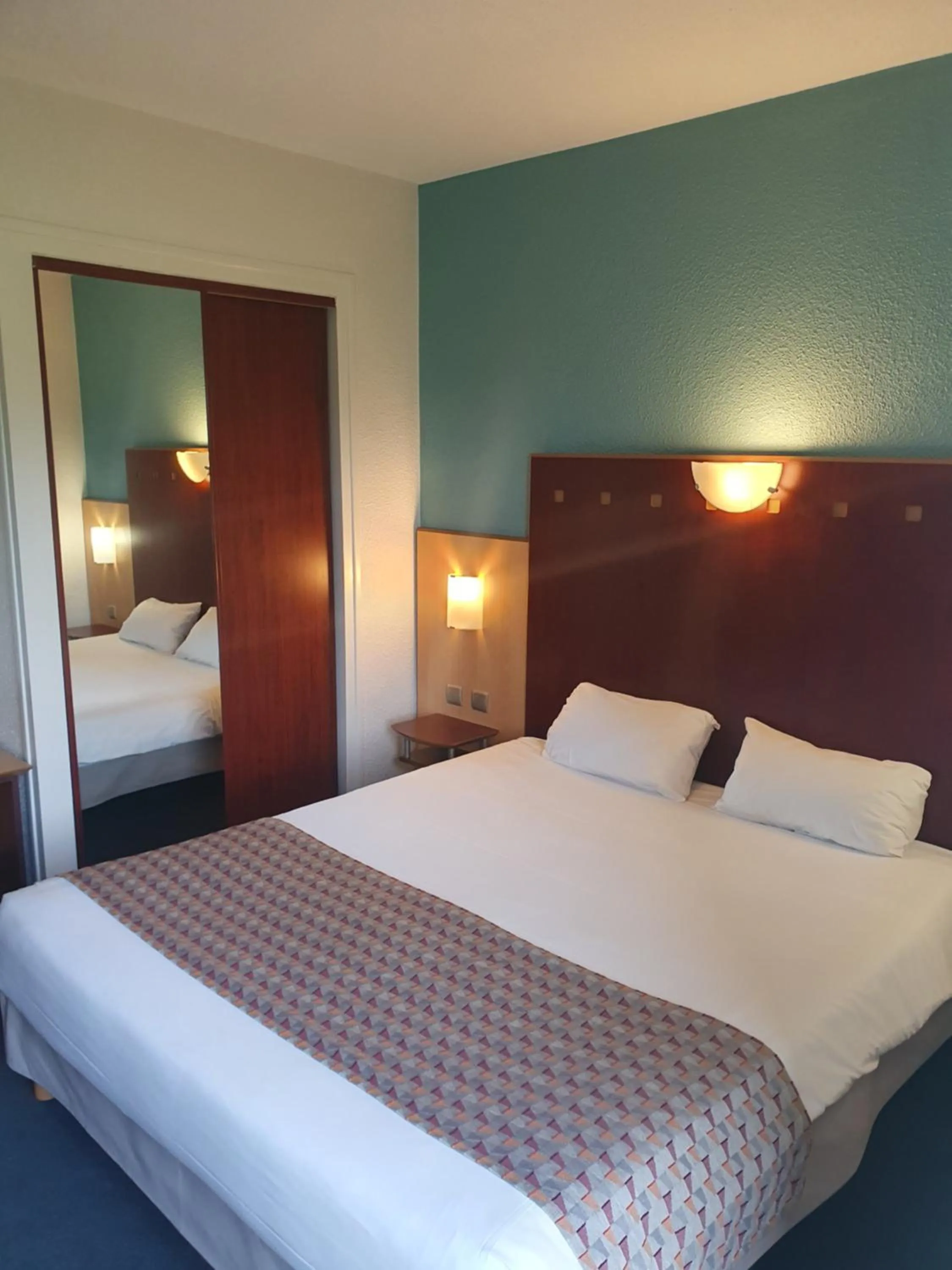 Bed in Logis Hotel De La Loire Ancenis - Restaurant Les Bateliers