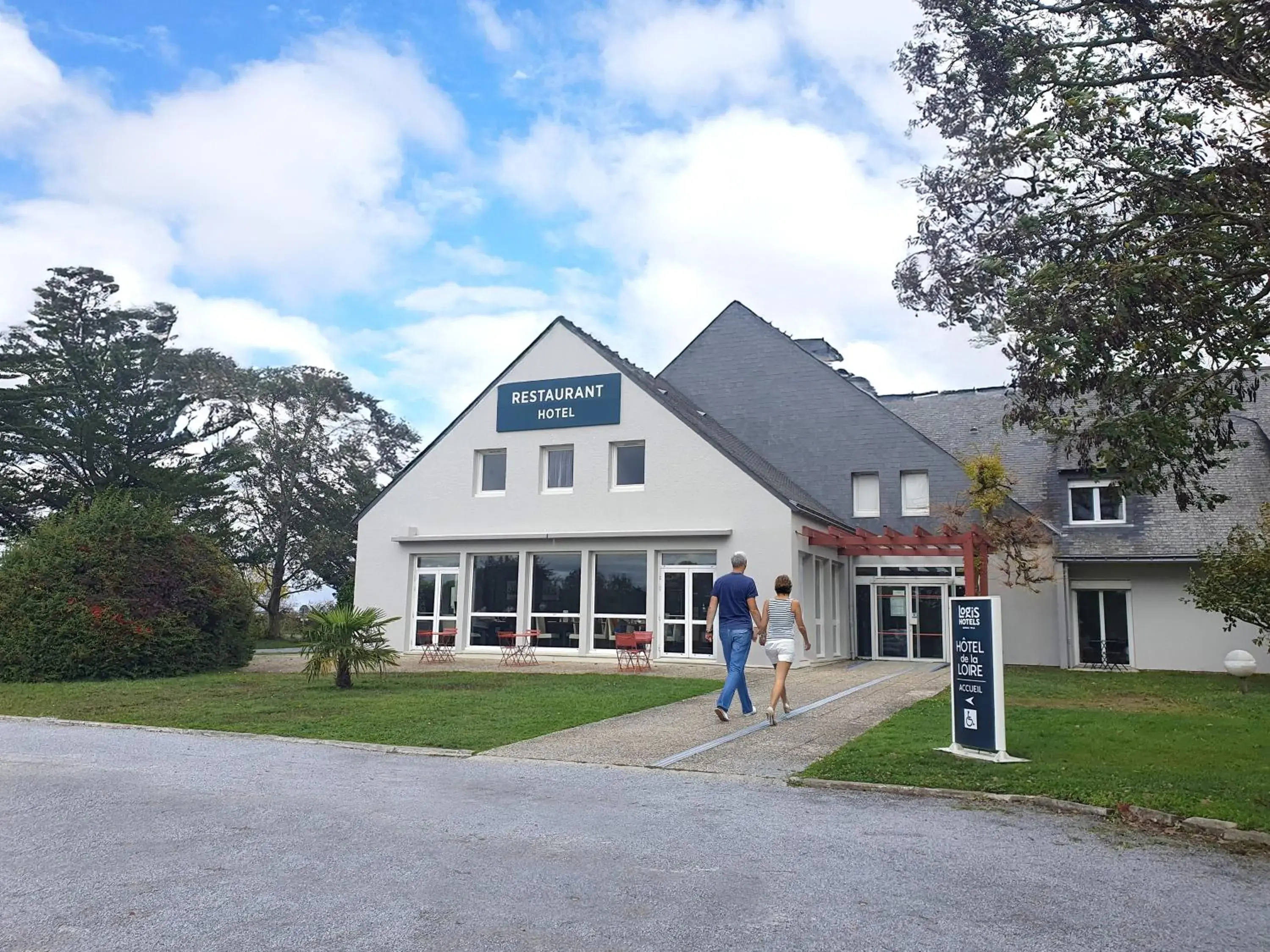Property building in Logis Hotel De La Loire - Restaurant Les Bateliers Property building in Logis Hotel De La Loire - Restaurant Les Bateliers