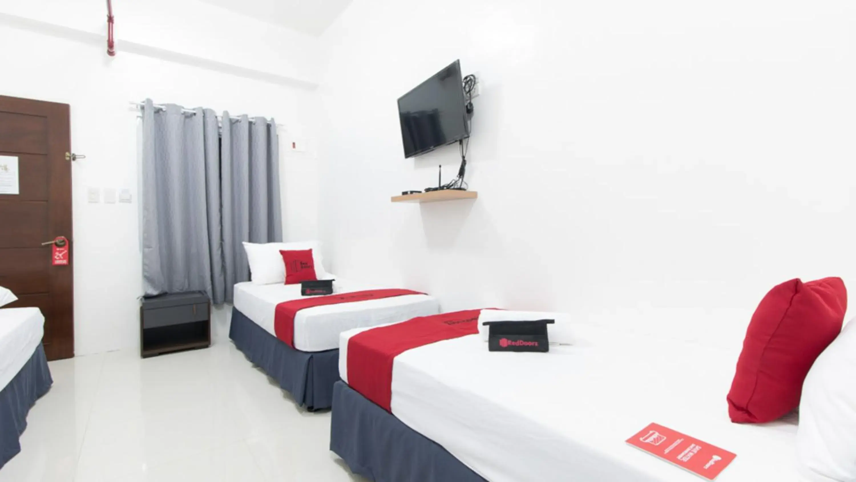 TV and multimedia, Bed in RedDoorz near Liceo De Cagayan University Highschool TV and multimedia, Bed in RedDoorz near Liceo De Cagayan University Highschool