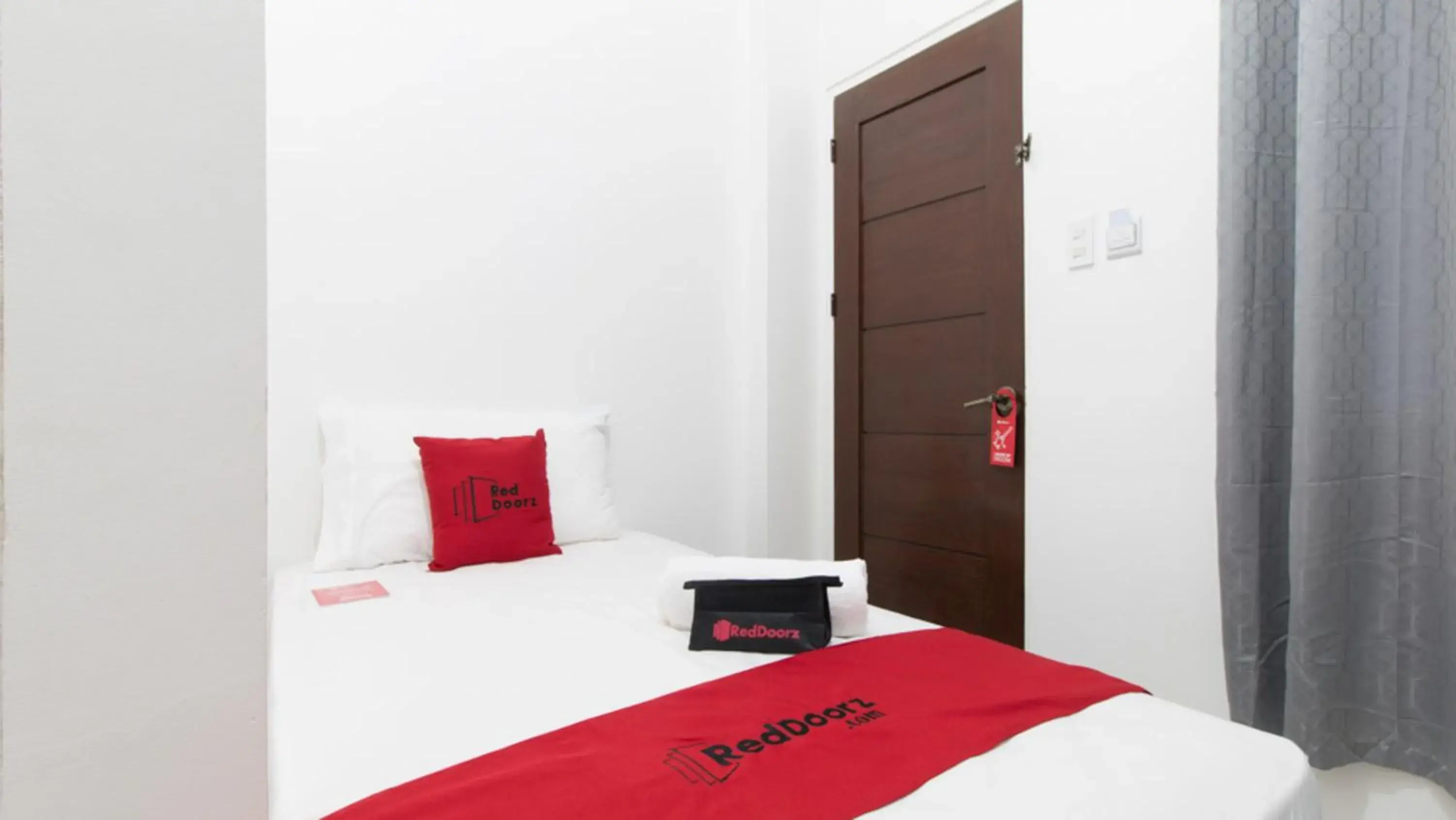 Double Room in RedDoorz near Liceo De Cagayan University Highschool Double Room in RedDoorz near Liceo De Cagayan University Highschool