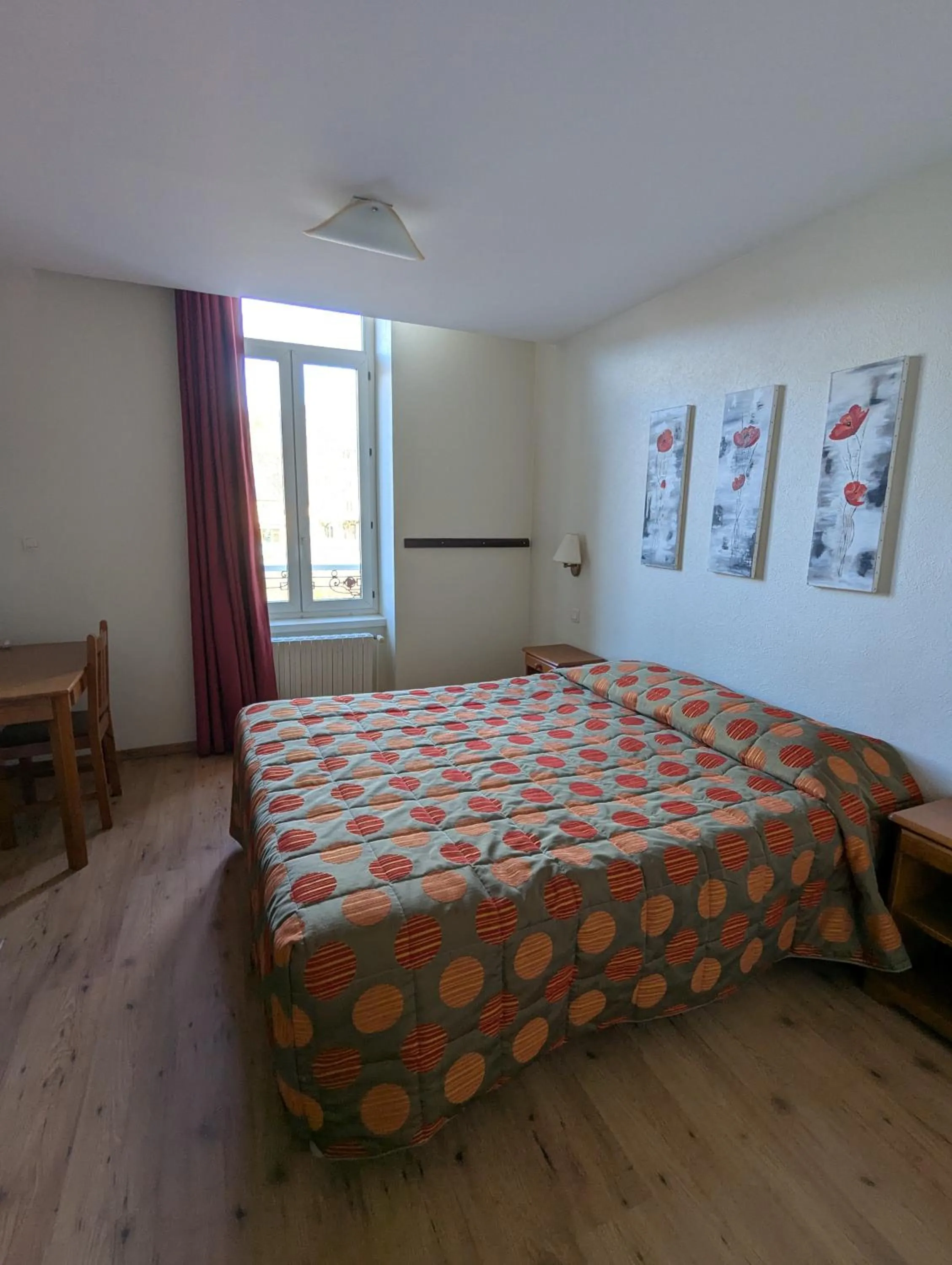 Bedroom, Bed in Logis Hôtel Regina