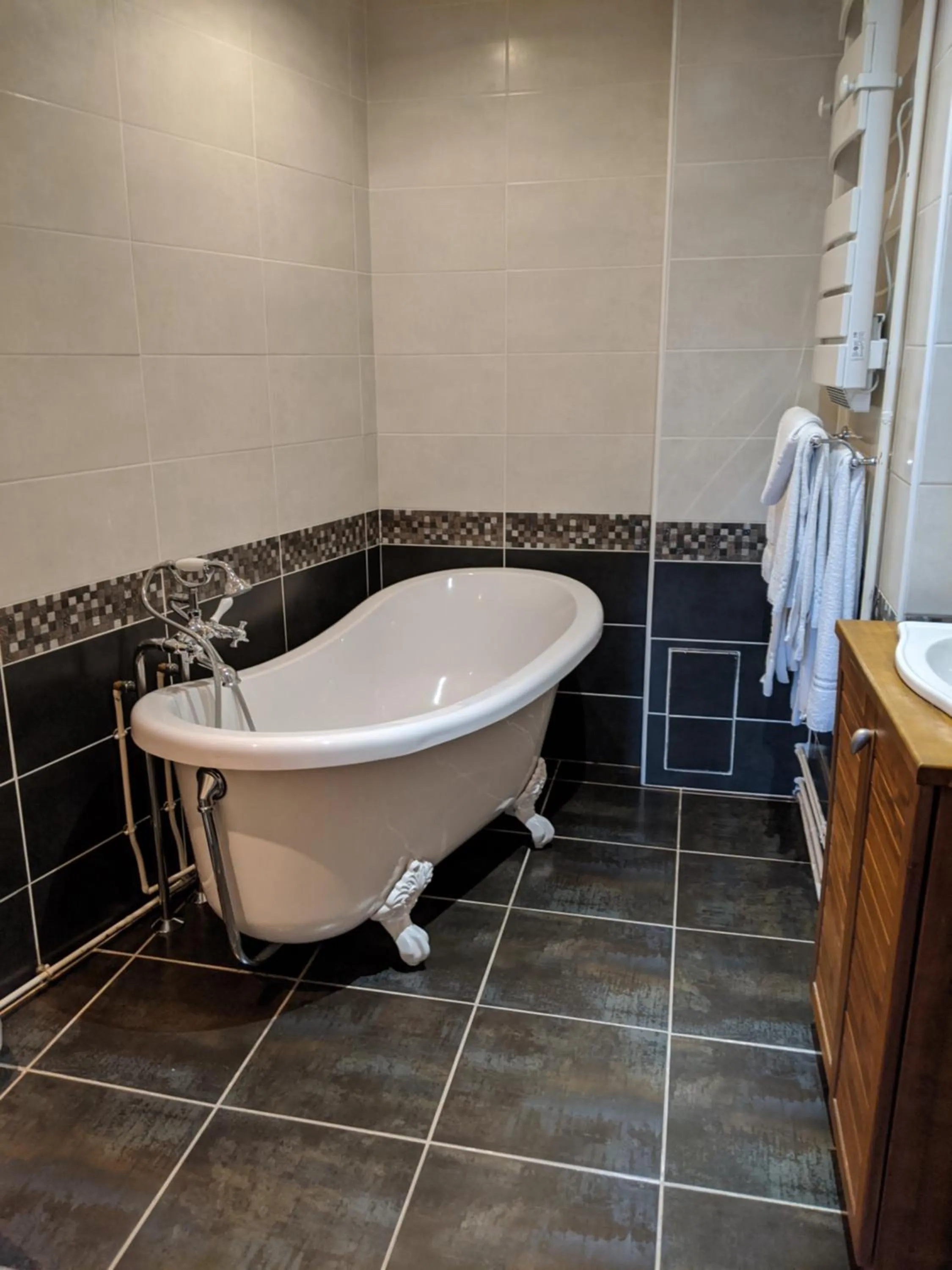 Bedroom in Logis Hôtel Regina