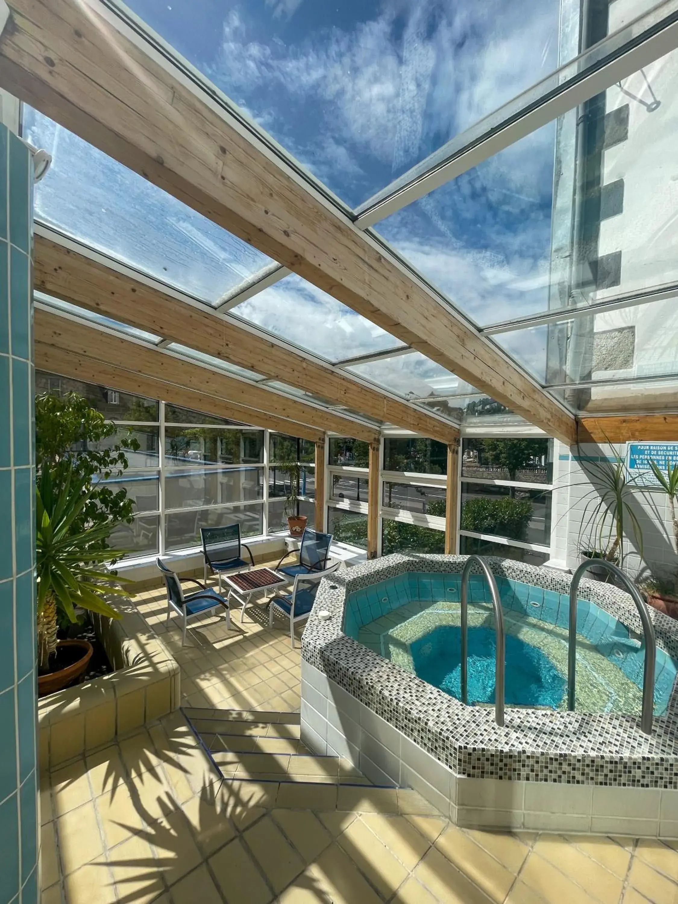 Spa and wellness centre/facilities in Logis Hôtel Regina Spa and wellness centre/facilities in Logis Hôtel Regina