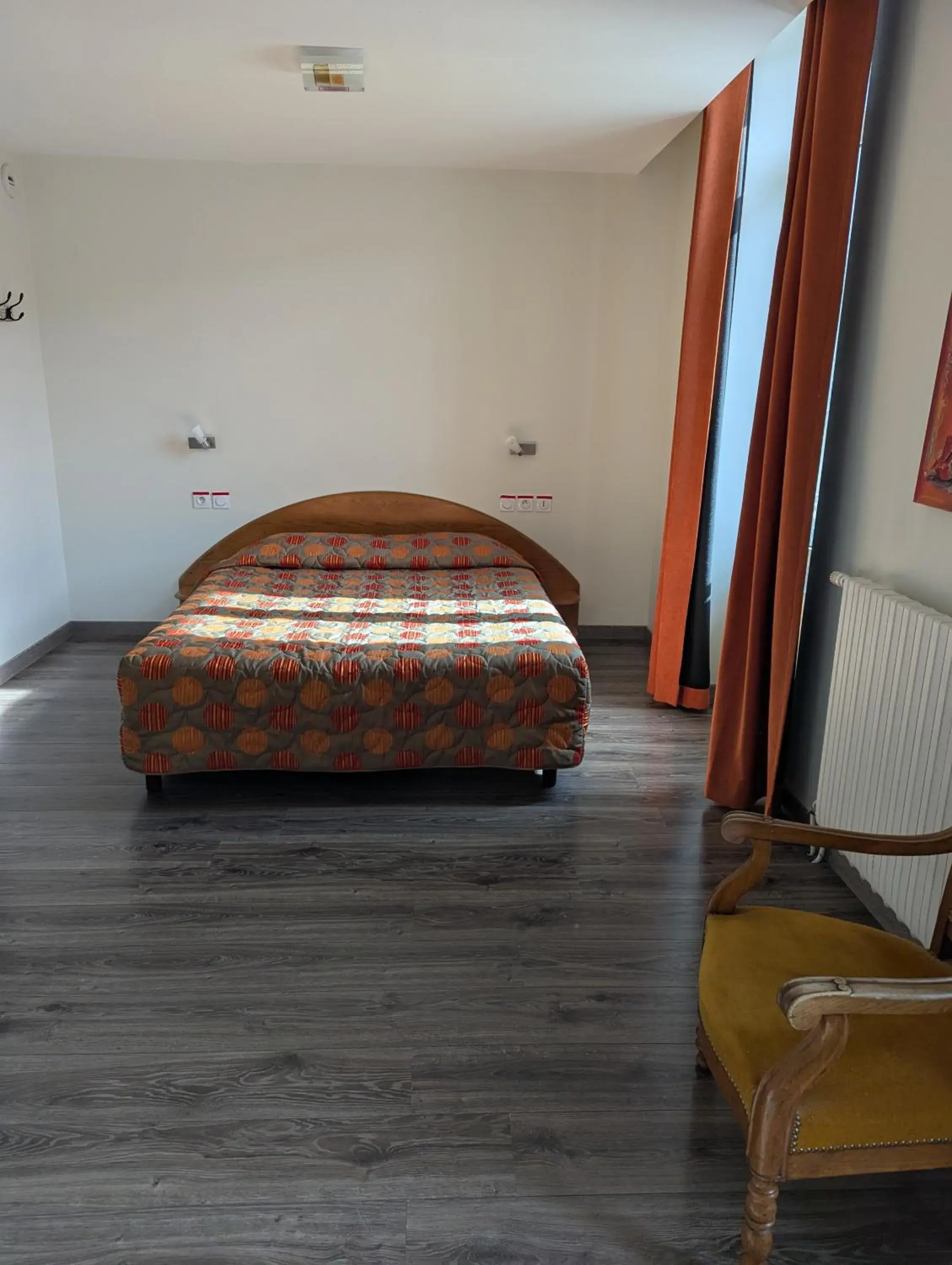 Bedroom, Bed in Logis Hôtel Regina Bedroom, Bed in Logis Hôtel Regina