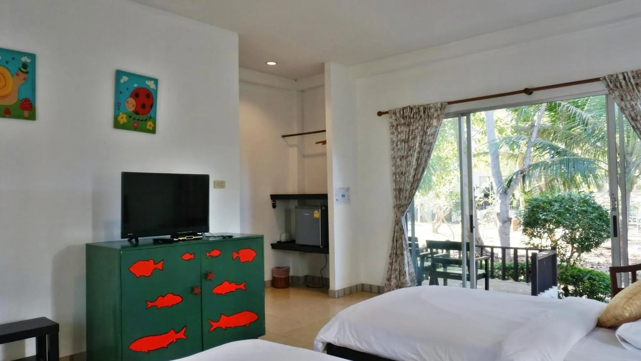 Communal lounge/ TV room, Bed in Kalamona Seaview