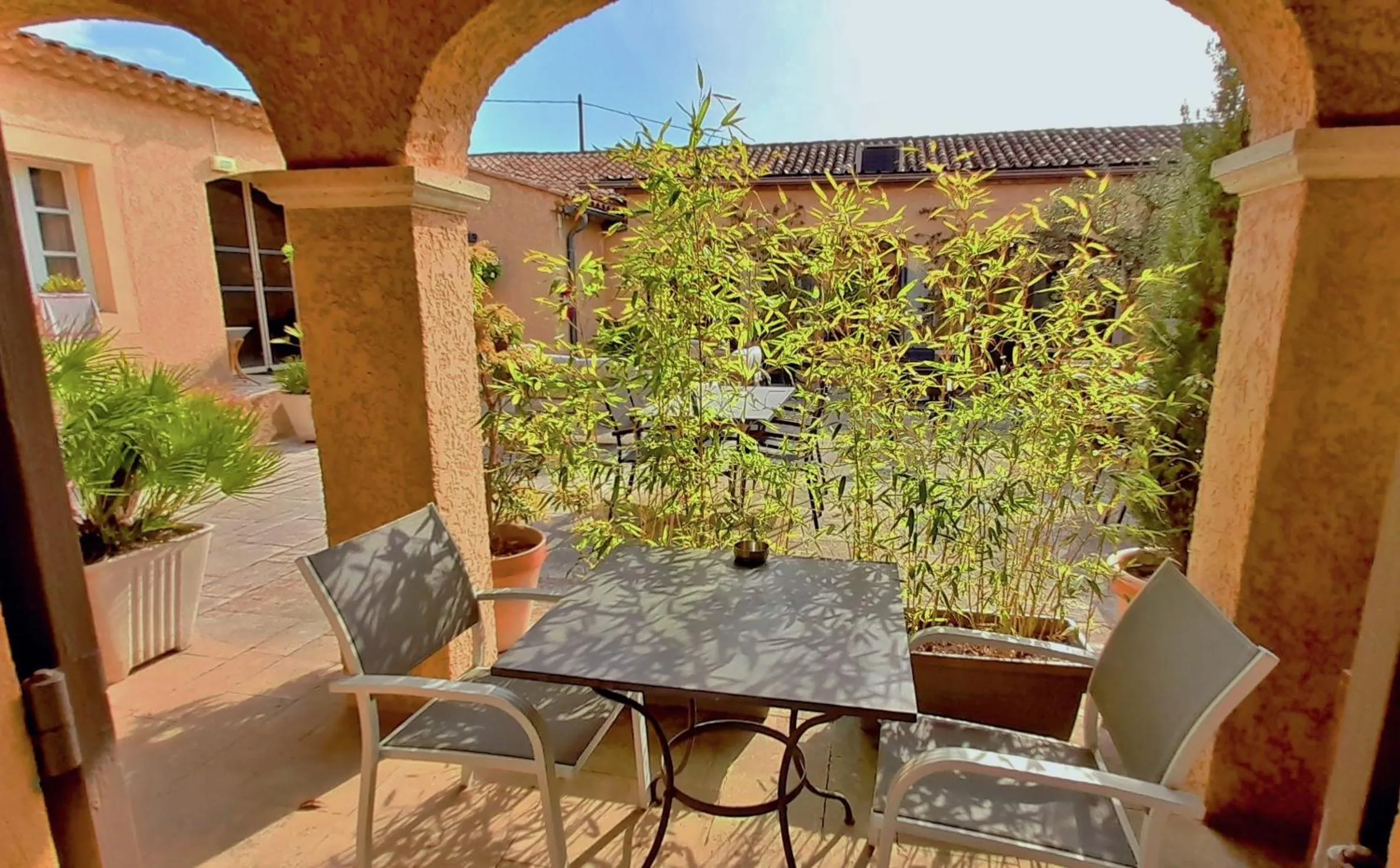 Patio in Logis Hôtel Fabian des Baux