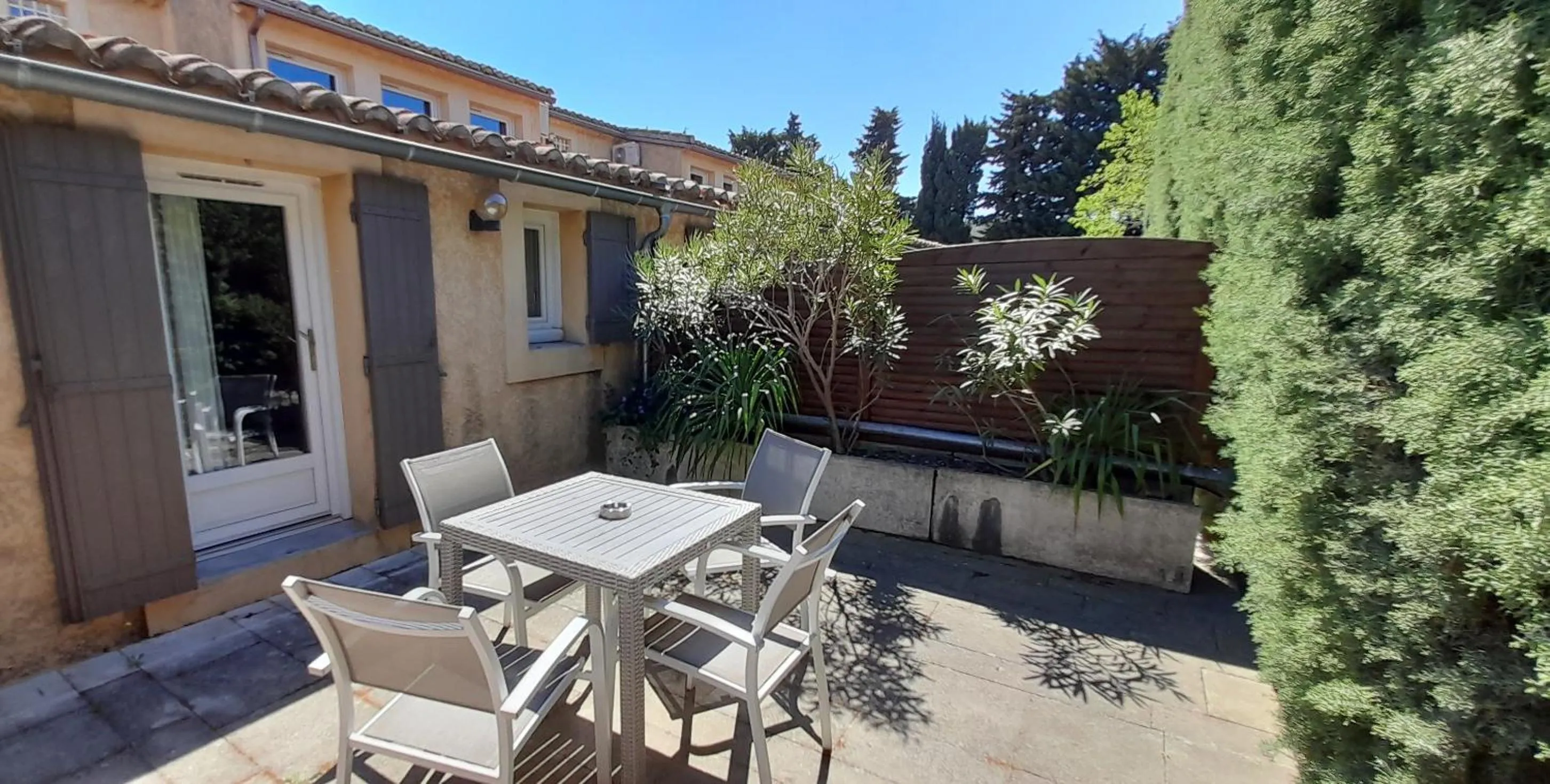 Patio in Logis Hôtel Fabian des Baux