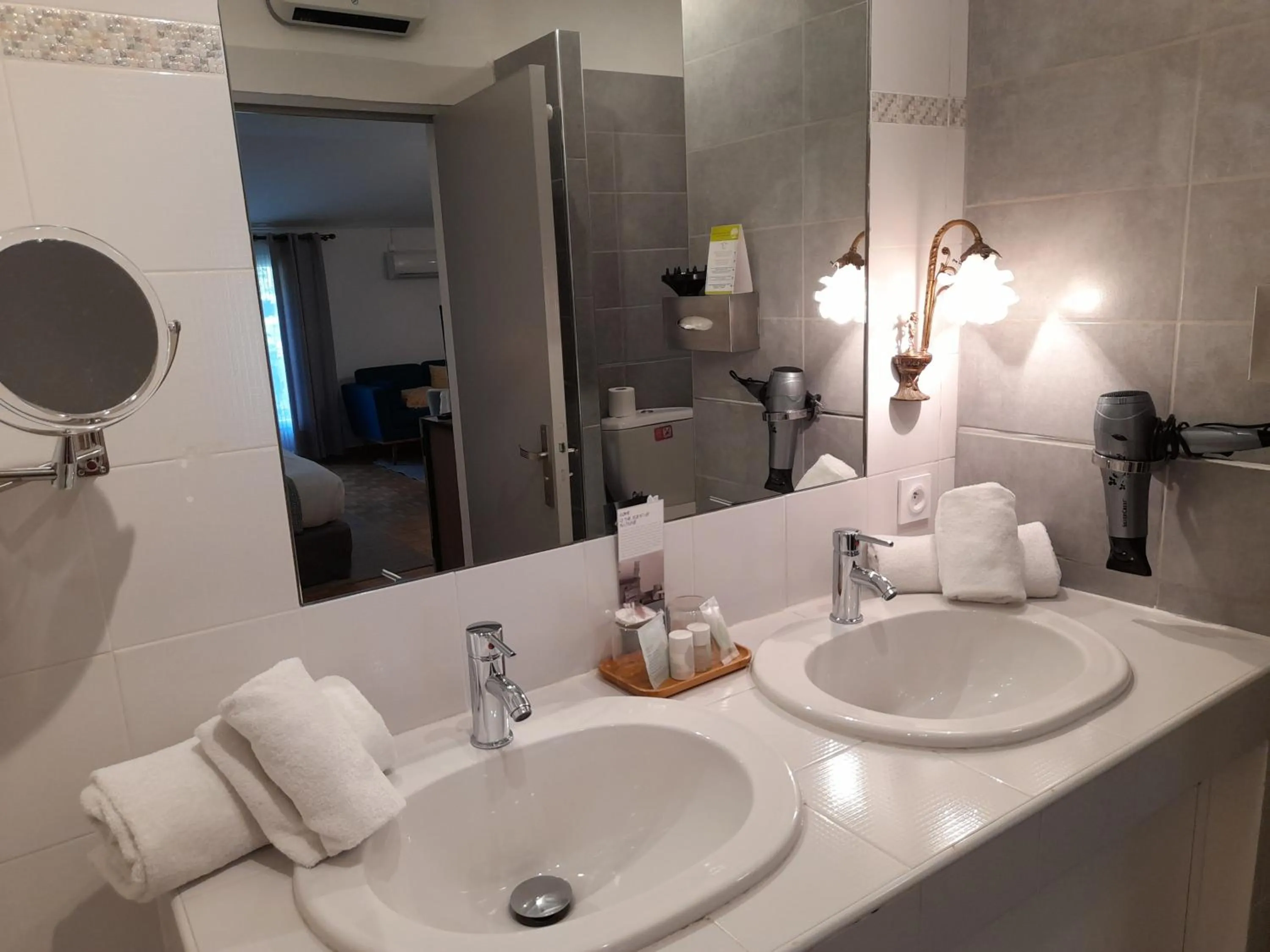 Bathroom in Logis Hôtel Fabian des Baux