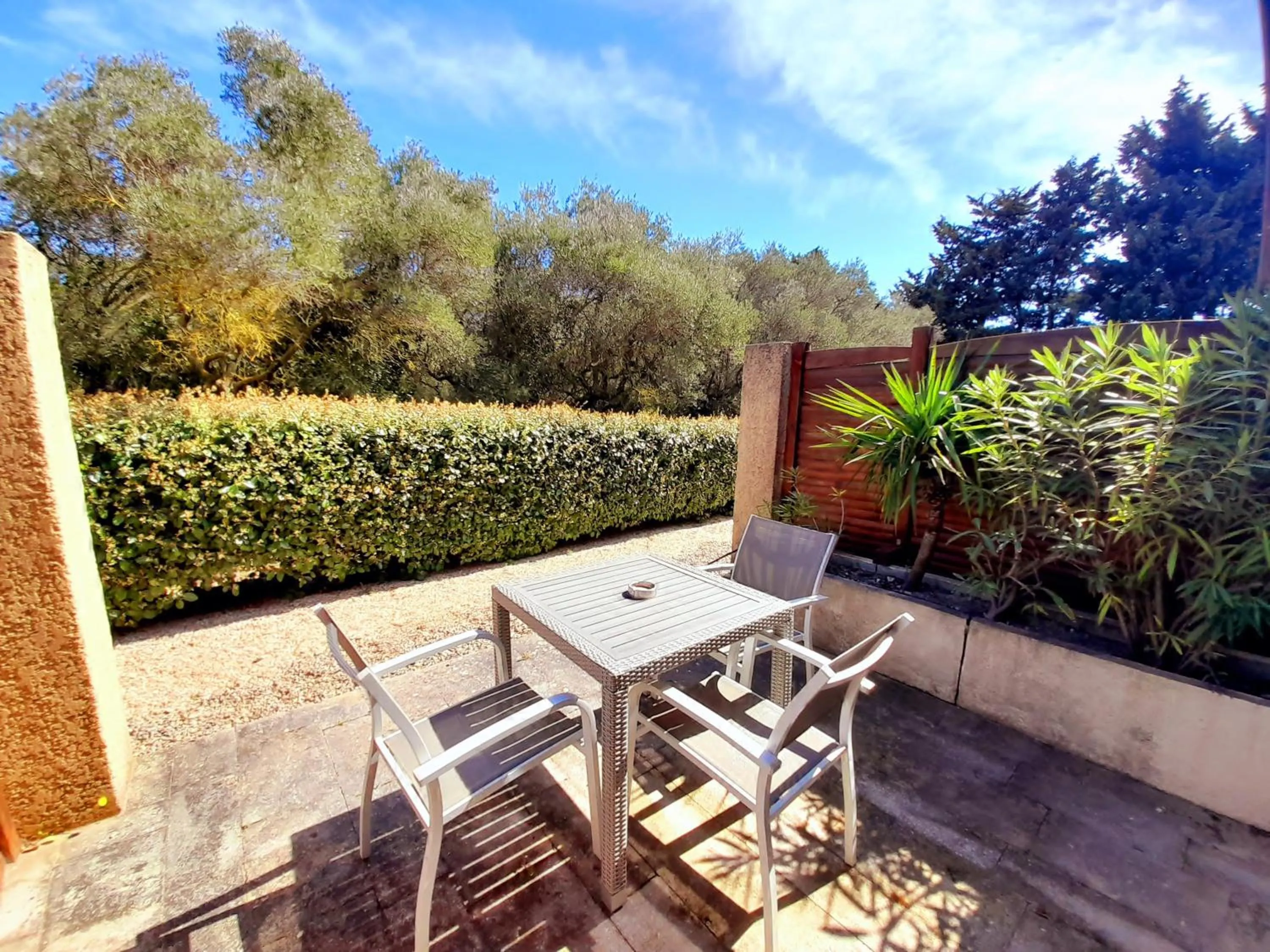 Patio in Logis Hôtel Fabian des Baux