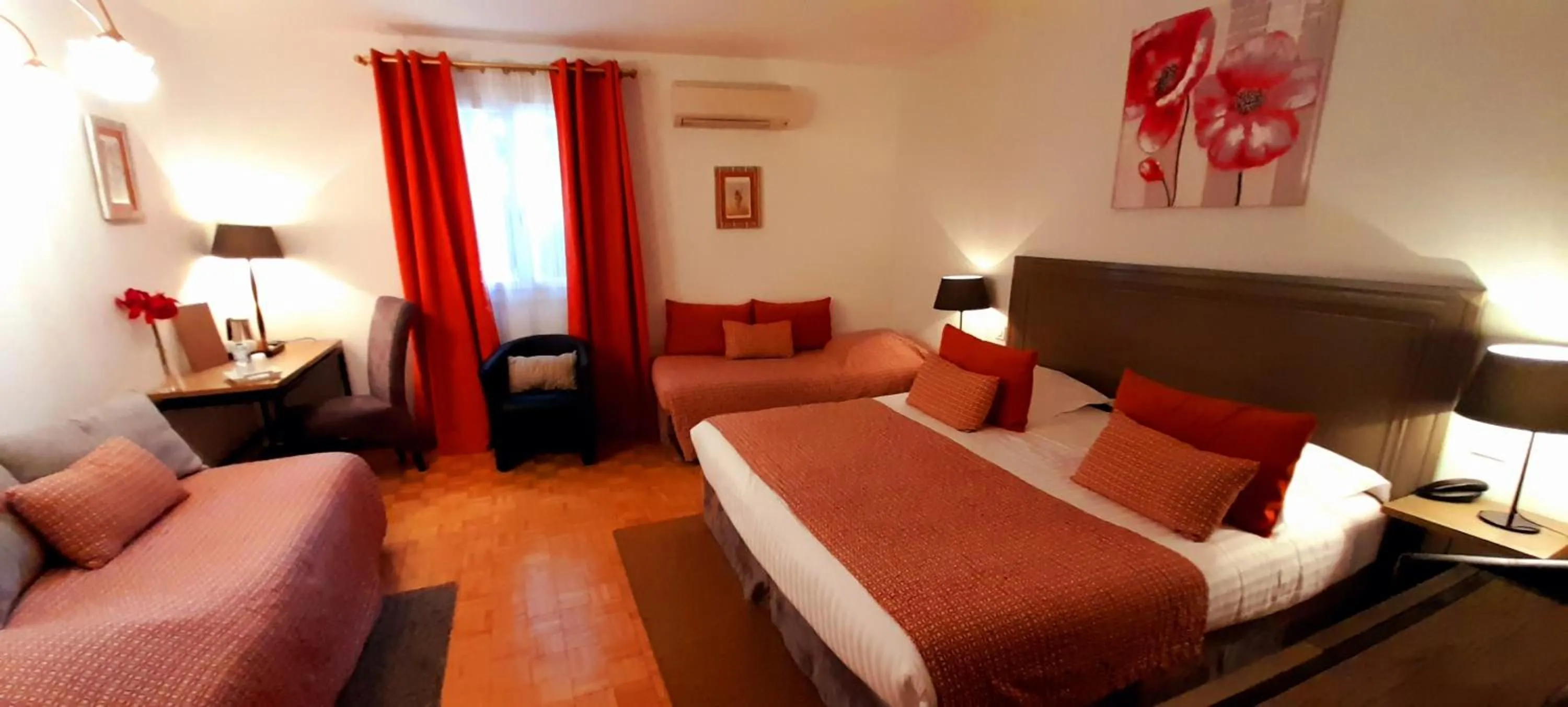 Bedroom, Bed in Logis Hôtel Fabian des Baux