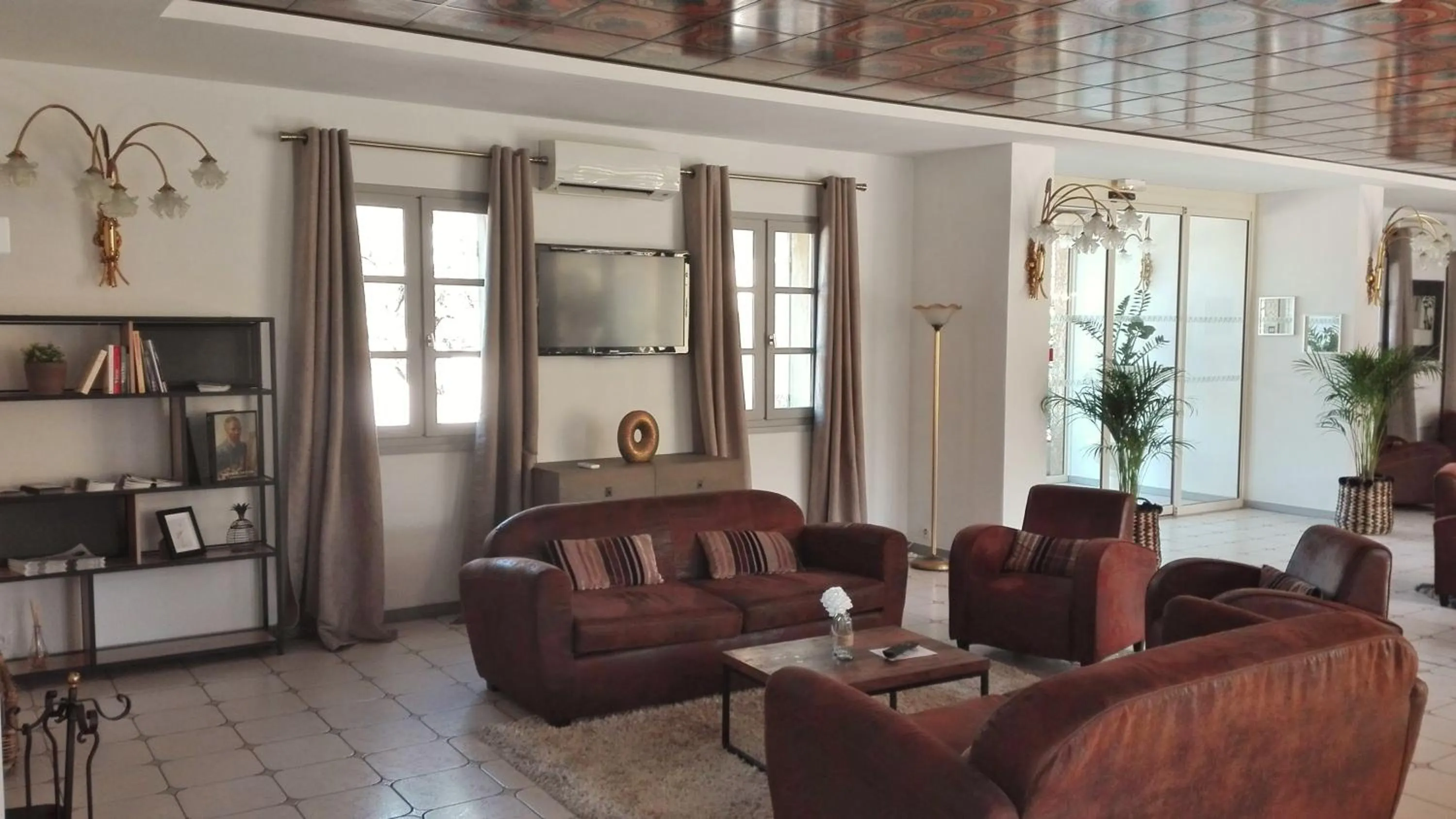 Lobby or reception in Logis Hôtel Fabian des Baux