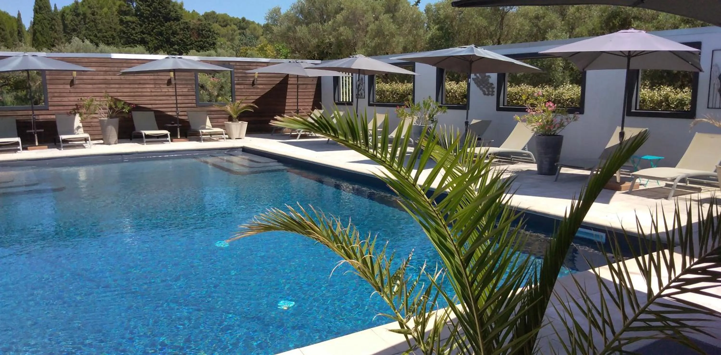 Swimming pool in Logis Hôtel Fabian des Baux